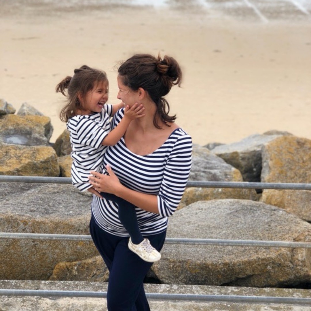 Le doux parfum de maman
Il existe de nombreuses lavandes, en revanche elles ne symbolisent pas toutes “Maman”
Il existe 3 types de lavandes, la lavande vraie, le lavandin super et la lavande aspic (lavandula angustifolia, lavandula X burnatii CT super acétate et lavandula latifolia spica).
Celle qui nous intéresse aujourd'hui est la lavande vraie, comparable à la lavande fine qui présente une composition biochimique très similaire. Sa différence est d’ordre olfactif et géographique car la lavande fine pousse en plus haute altitude ce qui peut expliquer un prix plus élevé.
Quelle est l'esprit cette plante divine ?
La lavande vraie nous amène au féminin idéal et universel, elle apporte douceur et amour maternel représenté par les déesses mères de plusieurs cultures (Déméter, Iris, Cybèle).
"L'âme de chaque femme porte amour, tendresse, douceur, réconfort, dévouement, l'abandon de soi pour protéger son foyer" disait Balzac.
L'huile essentielle de lavande joue son rôle de protection et de réconfort sur le champs corporel (cicatrisation des plaies, brûlures) mais aussi sur le système nerveux (calmante, sédative). On associe son parfum abondant et pur, et sa petite fleur bleue d'une beauté sans égale à l'âme de maman.
Le mot latin "lavo" est à l'origine du mot laver. La lavande lavera avec constance et patience le coeur et le corps des enfants, adultes et personnes âgées.
Comment aider votre enfant à être à plus serein :
L'enfant peut vivre des épreuves difficiles à surmonter, les huiles essentielles vont lui permettre de traverser la tempête plus sereinement, et ainsi retrouver une structure solide et un cadre affectif. Les exemples de mal-être peuvent être multiples : parents qui divorcent, difficultés scolaires, grande timidité, des colères inexpliquées, parents absents, surexcitation...
#keikoshiatsu #shiatsulyon #bienetrelyon #doinlyon #aromatherapielyon #massagelyon #santenaturelle #huileessentielles #energetiquechinoise #medecinechinoise #acupression #developpementpersonnel #sérénité #psychologiepositive #formationaromatherapie #holistique #soinénergétiquelyon #santemental #lavande