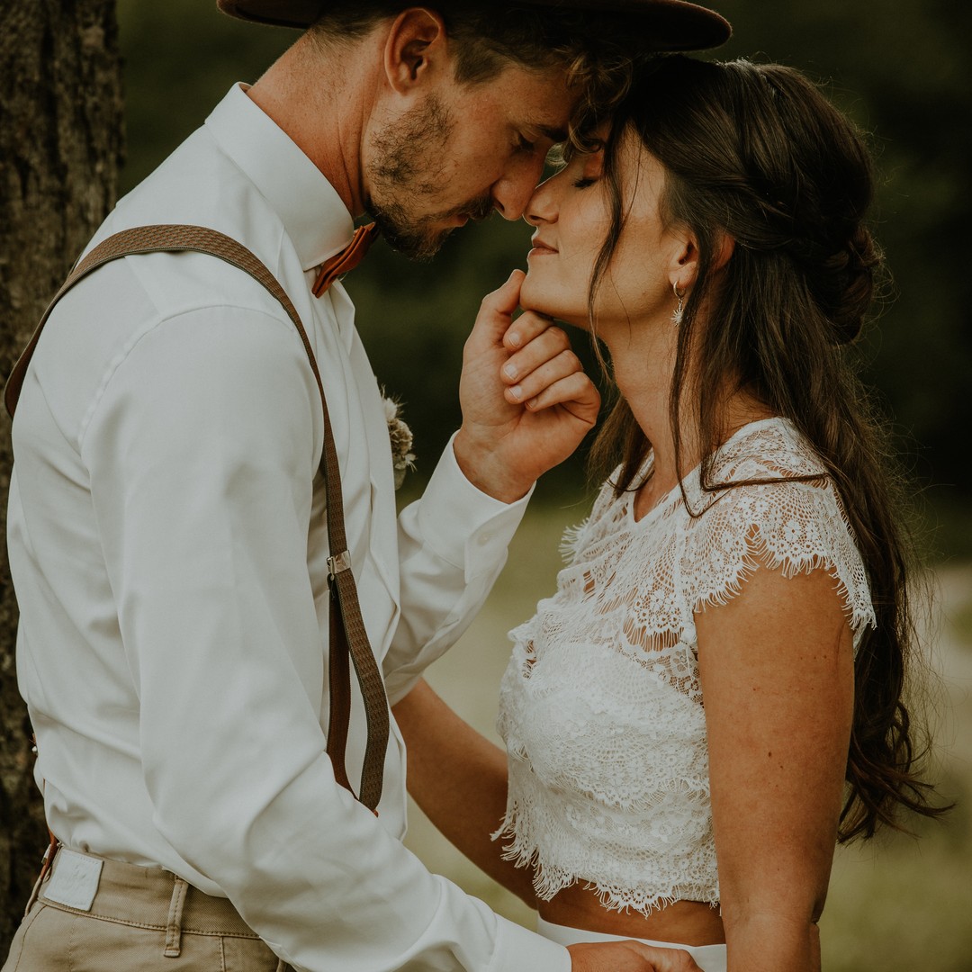 Wir haben da mal so eine Idee...
Ihr habt es schon gesehen. In den letzten Tagen war auf der Seite wieder etwas mehr los. Dabei ist nun die Idee entstanden, in regelmäßigen Abständen eine Themenwoche durchzuführen. Und zwar mit Themen - ihr ahnt es schon 😂 - rund um die Freie Trauung. Wir möchten euch stärker einbeziehen, alle möglichen Fragen beantworten und Mehrwert liefern.
Ihr habt direkt einen Themenwunsch? Lasst es uns in den Kommentaren wissen 🥰.
Planung, Organisation und Fotografie: @herzmomente.fotografie & carmenjablonowski_
Dekoration: @festtischlein
Floristik: @benedikt_alberter_floraldesign
Brautmode: @herzzauber_lenting
Herrenausstatter: @modebrenner
Hair&Make-Up: @jb.visagistin
Location: @block_hotel
Traurednerin: @worte_fuer_die_ewigkeit
Hochzeitstorte: @confiserie_kefer
Videografie: @filmtasticwedding
Brautpaar: @romina.larissa.p & Marcel
Papeterie: @silvia.creativestudio
Assistent: @nj.krs
#freietrauung #freietrauung2022 #freietrauung2023 #hochzeitsredner #hochzeitsrednerin #traurednerin #trauredner #freietrauung #hochzeitsinspiration #hochzeitsinspiration2022 #braut #verlobt #verlobung #brautkleid #trauringe #hochzeitsinspo #teamwortefuerdieewigkeit