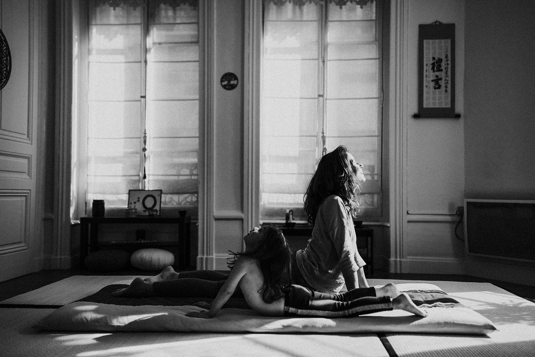 💁♀ Le Do-in est extrêmement pratiqué en Orient, il est même considéré comme une hygiène physique et psychique enseignée par les parents aux enfants.
💐 Le but de cet automassage est de favoriser, par différentes manœuvres, le rééquilibrage des méridiens pour que l’énergie s’y écoule librement. Le Do-in va donc servir à apaiser les tensions musculaires, diminuer les sensations douloureuses, apporter une plus grande vivacité d’esprit et de meilleures dispositions physiques et enfin favoriser la régulation de fonctions perturbées, transit paresseux, ballonnements gênants…
👨👩👧👦 Les enfants ont besoin de contacte pour s'éveiller et apprendre à se connaitre. Pratiquez le do-in avec eux les ouvres au monde et à leur capacité.
#keikoshiatsu #shiatsulyon #bienetrelyon #doinlyon #aromatherapielyon #massagelyon #santenaturelle #huileessentielles #energetiquechinoise #medecinechinoise #acupression #developpementpersonnel #sérénité #psychologiepositive #moonclublyon #formationaromatherapie #holistique #soinénergétiquelyon #santemental