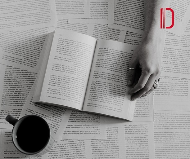 Die wahrscheinlich am häufigsten genutzte Art, ein Buch zu binden, ist die Klebebindung.
Bei der Bindeart werden mehrere Bögen gesammelt, am Bund aufgeschnitten und geleimt. Dabei wird der gesamte Papierblock anschließend einfach an den Umschlag des Buches geklebt.
Mehr über unsere Bindearten: https://www.designpress.de/lexikon
#buch #buchbindung #bindeverfahren #klebebindung #designpress #glossar #papierblock