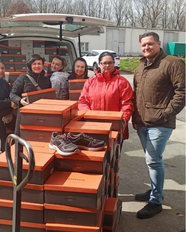 Men's shoes worth more than 7000€ go to Ukraine.
In the search for a supplier, Deichmann offered and donated something on top.
The transport is organized by Communitas e.V. from Hainichen to Ukraine.
Thanks also goes to YWAM Norway for the financial donation to make this possible.
------------
Herrenschuhe im Wert von mehr als 7000 € gehen in die Ukraine.
Auf der Suche nach einem Lieferanten bot Deichmann sich an und spendete noch etwas obendrauf.
Der Transport wird von Communitas e.V. von Hainichen in die Ukraine organisiert.
Ein Dank geht auch an JMEM Norwegen für die finanzielle Unterstützung, die dies möglich macht.