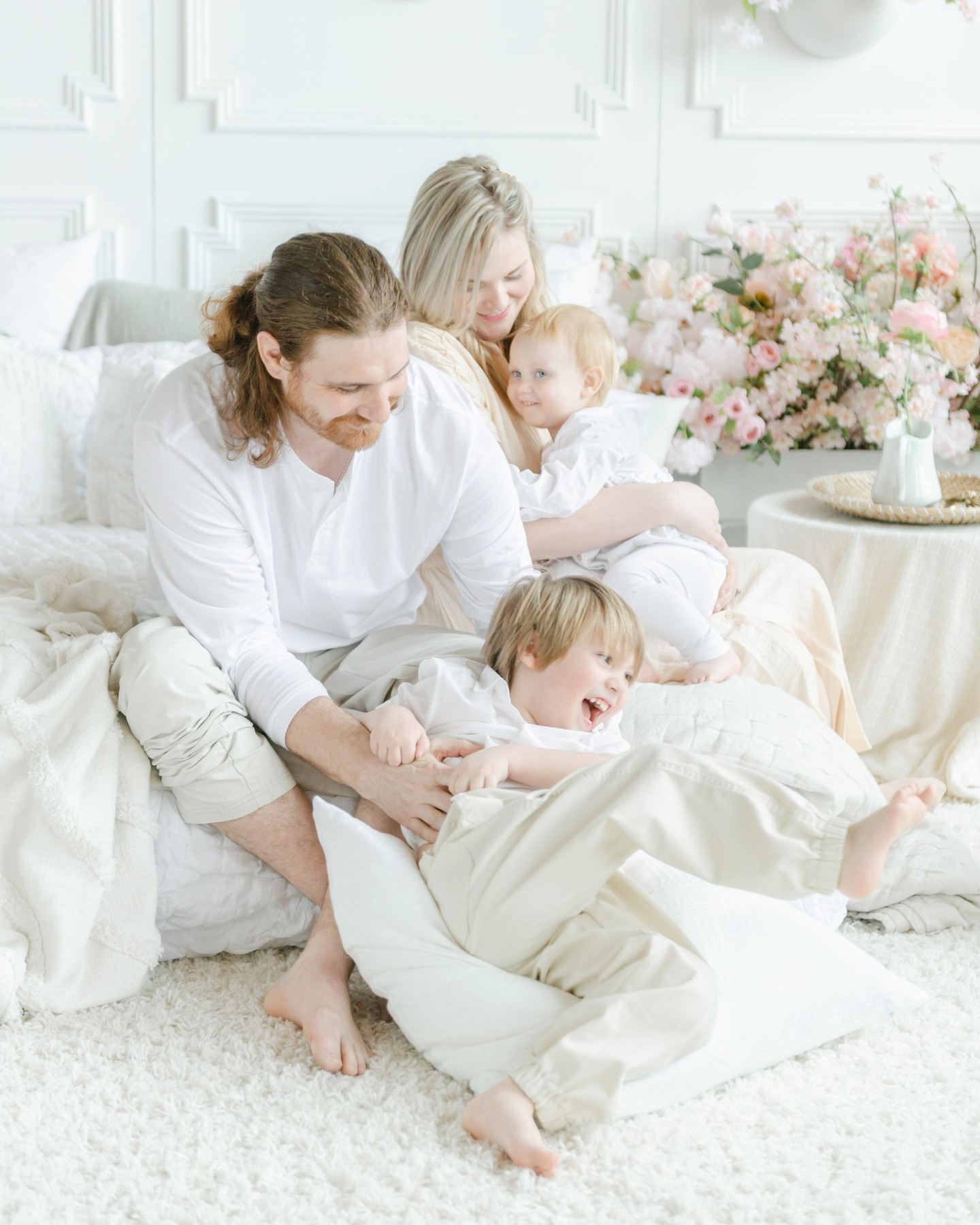 Our Spring Session Contest winners did not disappoint - look at this gorgeous giggly family!! 🤍🤍🤍
.
.
.
.
.
.
#giggles #familyphotography #familysession #familylove #springsession #newbornphotography #maternityphotography #torontomoms #gtamoms #torontofamilyphotography #torontofamilyphotographer #torontonewbornphotographer #torontomaternityphotographer #torontoportraitphotographer #torontoeventphotographer #torontophotographer #gtaphotographer #ontariophotographer #portrait #themotherhoodanthology #familyinspo #mintroomstudios #mintroombest #refinedpresets #refinedco #lightroompresets #naturallight #naturallightphotography #lightandairy #megmateraphotos
