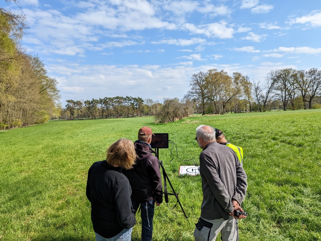 Die Saison 2022 steht in den Startlöchern, vielerorts werden schon die ersten Einsätze geflogen. Höchste Zeit für ein letztes Training. Bei schönem Wetter flogen wir unsere 2 neuen Drohnen ein, übten das Erkennen von Rehkitzen auf dem Wärmebild und die Abläufe einer Kitzrettung(natürlich mir einer Attrappe) und verteilten weitere Ausrüstungsteile an die Teams. Kann also losgehen 💪
#rehkitzrettunghannover #rehkitzrettung #kitzrettung #kitzretter #hannover #langenhagen #tierschutz #rehkitz #rehkitzsuche #drohne #regionhannover