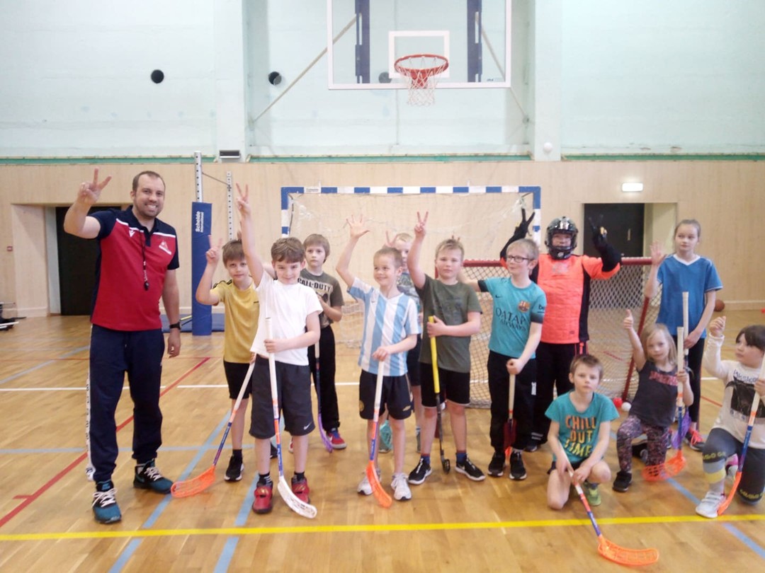 Reedeses saalihokitrennis tekitas kõvasti elevust meile saabunud väravavahi kostüüm. Väravasse löömine muutus raskemaks. Huvilisi oli nii palju ,et juba ulatub järjekord hooaja lõpuni.
Igal juhul oli reedene trenn väga agresiivne ja arendav ning jätkame samas tempos.
Väravahikostüümi eest eriline tänu meie heale koostööpartnerile Automaailmale.