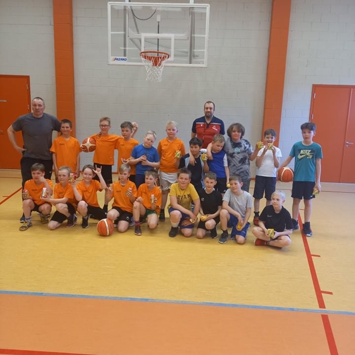 Napp võit Nissi karukoopast!
Ligi 50 pealise kodupubliku ees haaras initsiatiivi Nissi kooli 3.klassi võistkond. Trummide saatel saavutati juba ligi 10 punktine edu.
Siis aga KETSi poisid pingutasid järjest rohkem kaitses ja vise hakkas rohkem tabama ning poolajaks viigistasid seisu. Teisel poolajal jätkus punkt-punkti heitlus, kus skoor oli visa kasvama. Paari eduka rünnakuga õnnestus KETSil saavutada 6 punktiline eduseis, mida suudeti hoida edukalt lõpuni.
Mängu parimaks valiti meie poole pealt Bassam, kes oma kiiruse ja osavusega tegi vastaste elu kibedaks.
Suur tänu Nissi koolile ja Andresele meid võõrustamast ning Mailile kes oli meie ultrafänn pingi peal.
Poisid olid tublid ja igaüks andis endast maksimumi, kindlasti saime indu tulevikutrennideks.
PS! Pilti vaadates meenus mulle, et vormid on hetkel kujunduses ning lähiajal sooviks minna lahingusse ühtse riietusega.