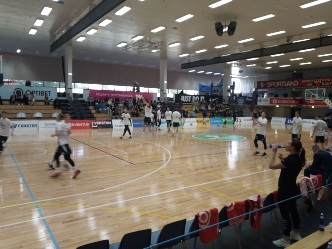 Spordiklubi KETSile on iga trennilaps tähtis!
Rasmuse vanematele ei jõudnud kahjuks kohale teade, et seoses emadepäevaüritustega lükkus treeningu algus 15 minutit hilisemaks. Rasmus tubli poisina tuli bussiga trenni varakult, ootas ja ootas ning kuna kedagi ei tulnud, siis hakkas kodu poole minema. Kahjuks oli ka telefoniaku tühjaks saanud ,et helistada treenerile või emale. Ta juba jõudis 4 km kaugusele Haapsalu maantee risti kõndida oma raske trennikottiga, kui ema, kes poissi trennist läks tooma, teeservas teda märkas. Oma treeningkoormuse sai ta küll kätte aga mõru maik jäi ikka sündmusest külge.
Et nüüd natukene Rasmuse tuju paremaks teha , otsustas treener Silver ta kaasa võtta pühapäevasele Eesti meistrivõistluse 1. poolfinaalmängule Taltechi ja Tartu Ülikooli vahel. Olime küll Taltechi poolt, kes kahjuks kaotas, aga mänguelamus oli võimas. Trummid, vali muusika, pealtpanekud, publikumelu.
Pärast mängu võin mainida, et Rasmuse tuju läks paremaks küll :)