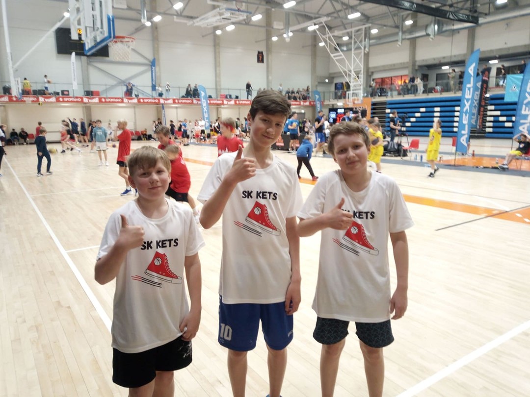 Ajalooline hetk! Spordiklubi KETS u-11 ja u-13 poisid osalesid 3x3 korvpalli Eesti Meistrivõistluste etapil Viimsi Forus Spordihoones.
Elu esimene 3x3 etapp möödus poistele seekord õppides ning andis indu kõvasti edasisteks trennideks. Tööd on palju teha , aga liigume kindlalt paremuse poole.
Tänud lapsevanematele kes oli toetamas transpordi ja kaasaelamisega.
#3x3fiba