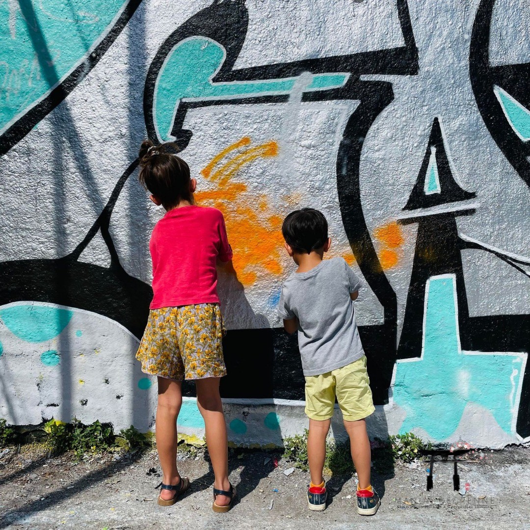 "Les opposés sont nécessaires
Si tu veux que tes enfants soient généreux,
permets-leur d'abord d'être égoïstes.
Si tu veux qu'ils soient disciplinés,
permets-leur d'abord d'être spontanés.
Si tu veux qu'ils soient travailleurs,
permets-leur d'abord d'être paresseux.
C'est une distinction subtile,et difficile à expliquer à ceux qui te critiquent.
Une qualité ne peut être pleinement apprise
sans comprendre son opposé."
Le TAO TE KING des parents- Lao Tseu -William Martin
#keikoshiatsu #shiatsulyon #bienetrelyon #doinlyon #aromatherapielyon #massagelyon #santenaturelle #huileessentielles #energetiquechinoise #medecinechinoise #acupression #developpementpersonnel #sérénité #psychologiepositive #formationaromatherapie #holistique #soinénergétiquelyon #santemental #mtc #shiatsu #energetique #soinenergetique #soinholistique #acupuncture