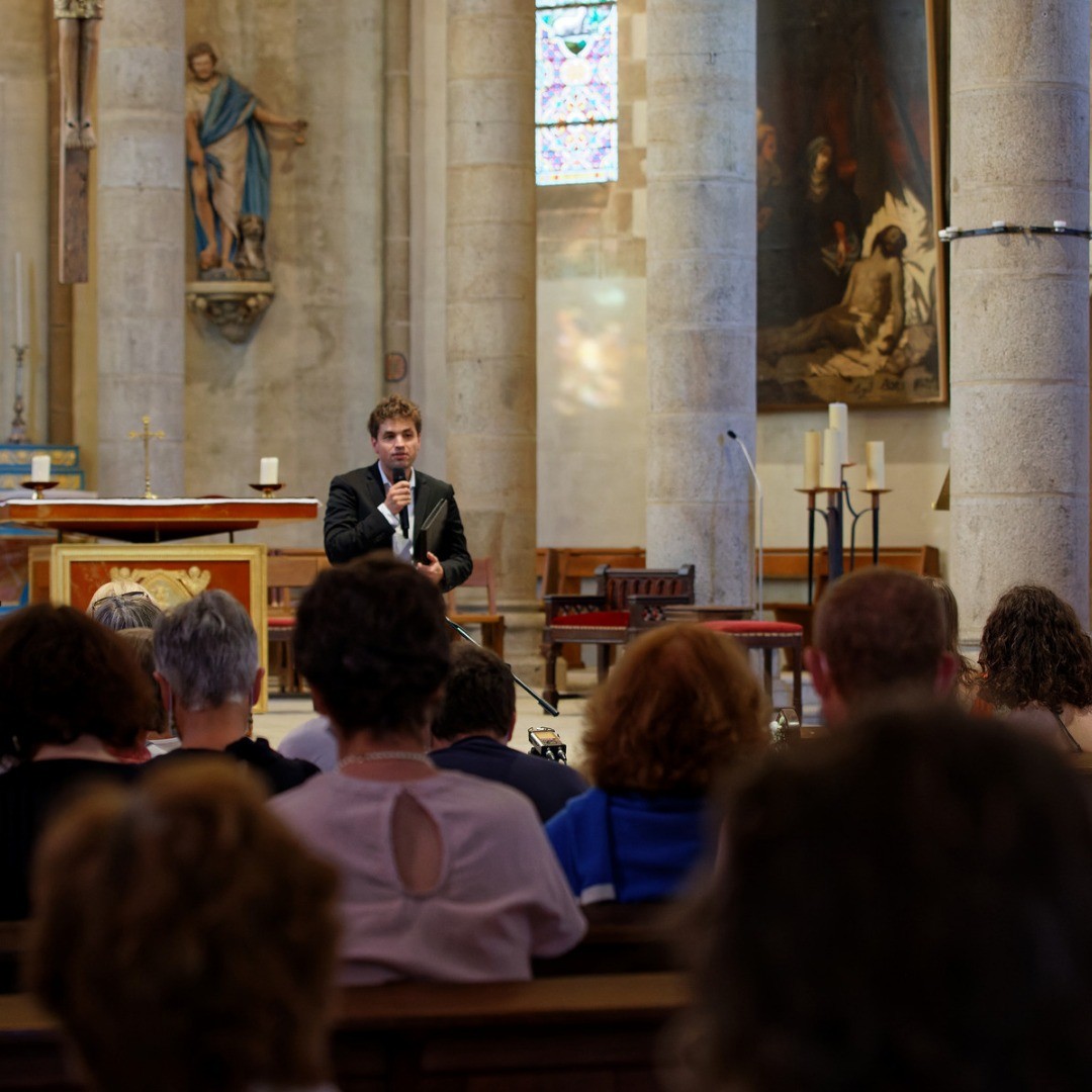 🇫🇷 Toujours prompt à un discours improvisé ou à un jeu de mot, il a toujours une idée en tête pour animer notre communauté et faire vivre nos concerts.
Une chose est sûre, avec lui on ne tourne pas en rond, sauf lors de ses mises en scène les plus audacieuses.
Il fête ses 29 ans aujourd'hui, nous souhaitons un très bel anniversaire à notre ténor Tristan ! ☀️🎂
🇬🇧 Always ready for an improvised speech in front an audience or an misunderstood joke, he always has an idea in mind to animate our community and bring our productions to life.
One thing is certain, with him we do not go around in circles, except during his most daring stagings.
He turns 29 today, we wish a very happy birthday to our tenor Tristan! ☀️🎂
📸 Francis Payol, juillet 2021.