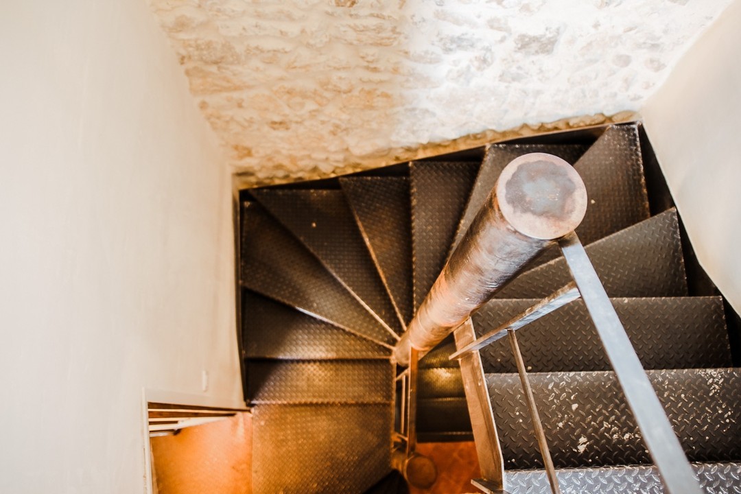 The breathing lung of the house: the majestic iron staircase that serves the 4 bedrooms of La Maison LONG**** - one on each floor.
.
Le poumon de la maison : le majestueux escalier en fer qui dessert les 4 chambres de La Maison LONG**** - une à chaque étage.
.
.
.
.
Book La Maison LONG****
Vacation home | Photoshoot
4 bedrooms | 6 guests
📍In the heart of the village (Ollioules, Var)
⛱ 15 min from beaches by car
⏱ Near Sanary-sur-Mer, Bandol, Le Castellet, Evenos, La Cadiere d'Azur, Toulon!
⌨ For the lowest prices, book here:
www.lamaisonlong.com
.
.
Réservez La Maison LONG****
Maison de vacances | Lieu de Tournage
4 chambres | 6 personnes
📍Au cœur du village (Ollioules, Var)
⛱ 15 min des plages en voiture
⏱ Proche de Sanary-sur-Mer, Bandol, Le Castellet, Evenos, La Cadiere d'Azur, Toulon!
⌨ Réservez ici (prix les plus bas) : www.lamaisonlong.com
.
.
.
📷@by_lucart #lamaisonlong #maisonlong #ollioules #cotedazur #southoffrance #regionsud #var #frenchriviera #provencealpescotedazur #Méditerranée #paca #pacatourisme #homerental #vacances #maisonalouer #locationsaisonniere #maisondecharme #maisonsdevacances #ironstaircase #ferronnerie #stairs 