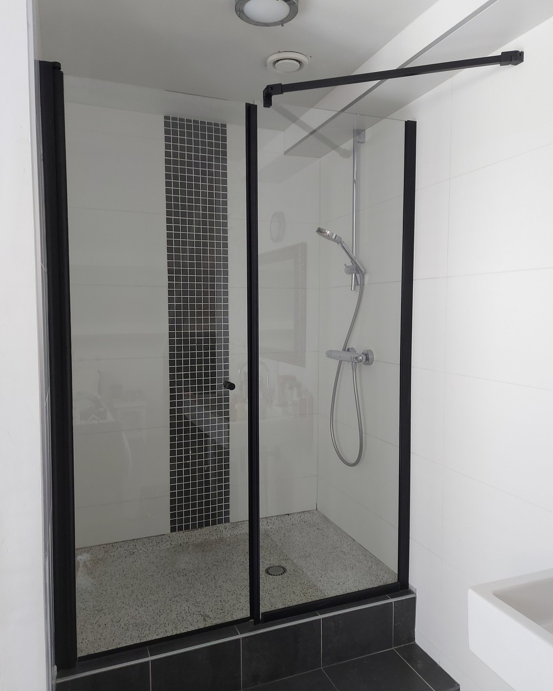 Black Shower Door
#luxurybathroom #bathroom #bath #sink #shower #showerglassdoor #renovation #houserenovation #cozyhome #smartliving #luxurylifestyle #bathroomdesign #bathroomdecor #aannemer #amsterdam #denhaag #utrecht #glasswall #tiles #tilesdesign #mozaic #tileshower #grohe #blackwhite
#instalations #plumbing