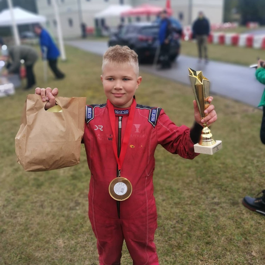 Meie usin saalihokimängija Avo Sten Eduard Oder tegi siin kahe trenni vahel väikse kõrvalpõike kardirajale.
Aravete rajal toimunud Uskumatute Võidusõidu saavutas Avo vihmamärjal rajal kestvussõidus 1. koha!!
Tubli Avo! ja täna õhtul trenni ka :)