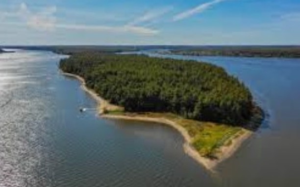 Attention, please read the following information pertaining to our Ferry Service.
Due to the upcoming severe weather forecast, we have to remove the boat from the water later today; Sept 21, 2022.
We will offer ferry service until 1pm today the latest!
We understand this is very last minute and many were wanting to go to the island by the end of the month, and we wholeheartedly sorry, unfortunately today is the last day.
The safety of all involved is our utmost priority!
The interpretation centre is still open until Sept 30. We offer Tours of Nelson and withone the museum.
We want to thank everyone that has visited the island this year.
Attention, veuillez lire les informations suivantes concernant notre service de ferry.
En raison des prévisions de temps violent à venir, nous devons retirer le bateau de l'eau plus tard dans la journée ; 21 septembre 2022.
Nous offrirons un service de ferry jusqu'à 13h aujourd'hui au plus tard !
Nous comprenons que c'est à la toute dernière minute et que beaucoup voulaient se rendre sur l'île d'ici la fin du mois, et nous sommes sincèrement désolés, malheureusement aujourd'hui est le dernier jour.
La sécurité de toutes les personnes impliquées est notre priorité absolue !
Le centre d'interprétation est encore ouvert jusqu'au 30 septembre. Nous proposons des visites guidées de Nelson et du musée.
Nous tenons à remercier tous ceux qui ont visité l'île cette année