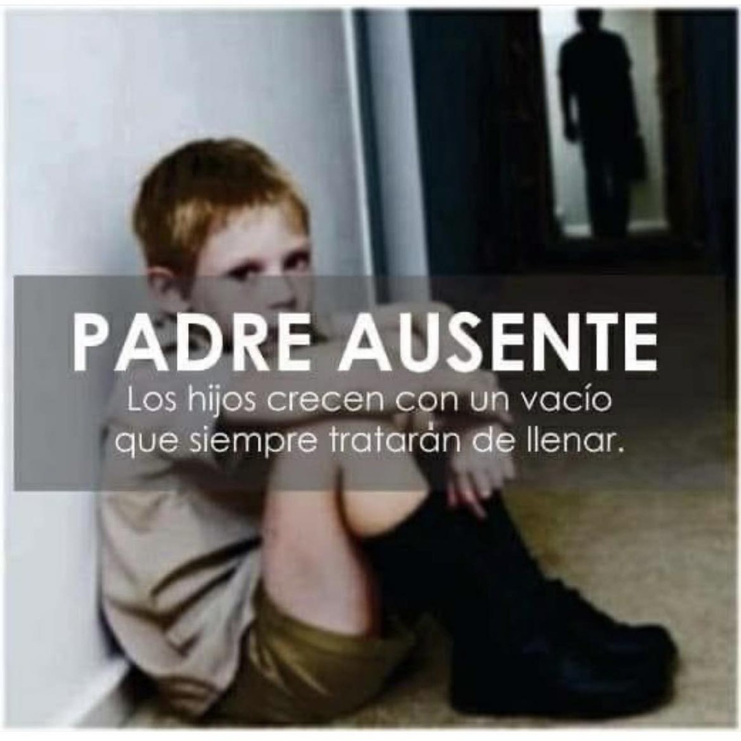 ¿Que es ser un padre activo?
La crianza y educación de los hijos e hijas no es tarea exclusiva de las mujeres.
¿Qué es ser un padre activo?
A diferencia de los padres tradicionales / padres ausentes, los nuevos papás sí se involucran en la crianza de los niños y niñas del hogar y participan en las tareas domésticas, lo que facilita la interacción con las y los integrantes del núcleo familiar.
Es importante considerar que una paternidad cercana y afectiva, es un derecho de los hijos e hijas y del padre mismo, que debe participar activamente en su crianza ayudándoles a fortalecer su autoestima y a ser personas saludables.
Es necesario que los hombres se involucren y responsabilicen en la atención y el cuidado de la familia, pero ¿cómo ser un padre activo? ¿de qué manera se ejercen las nuevas paternidades?