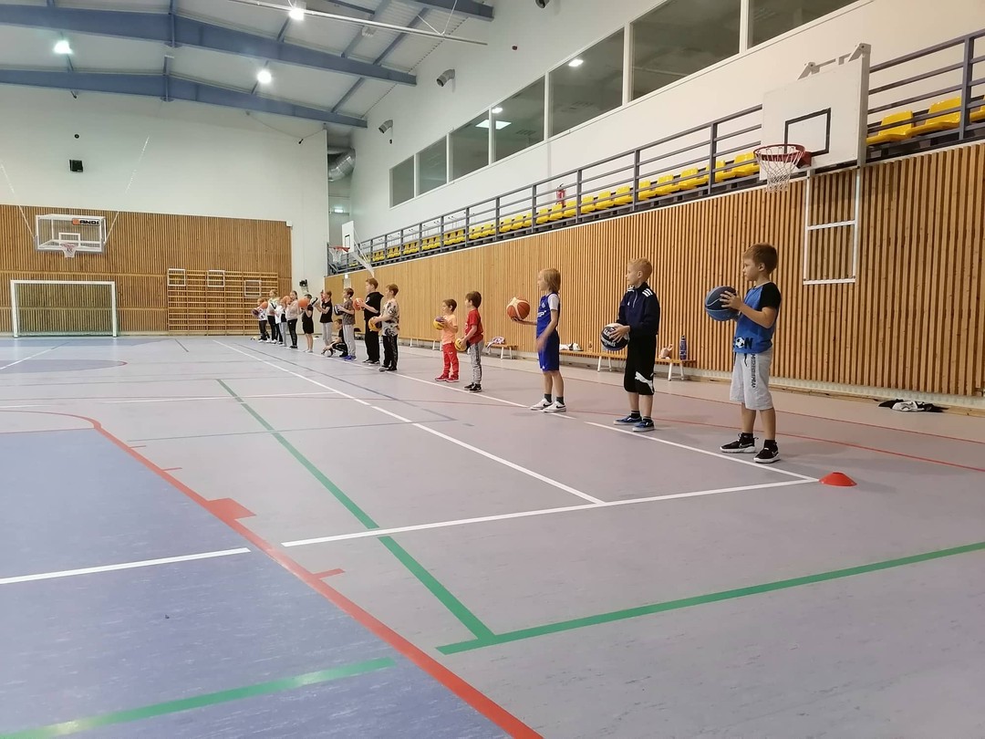 Turba koolis töö käib!
Teisipäeval viisid treenerid Madis ja Silver läbi korvpallitrenni.
Lastele meeldis ja treenerid ka rahul.
#turba #korvpall #skkets