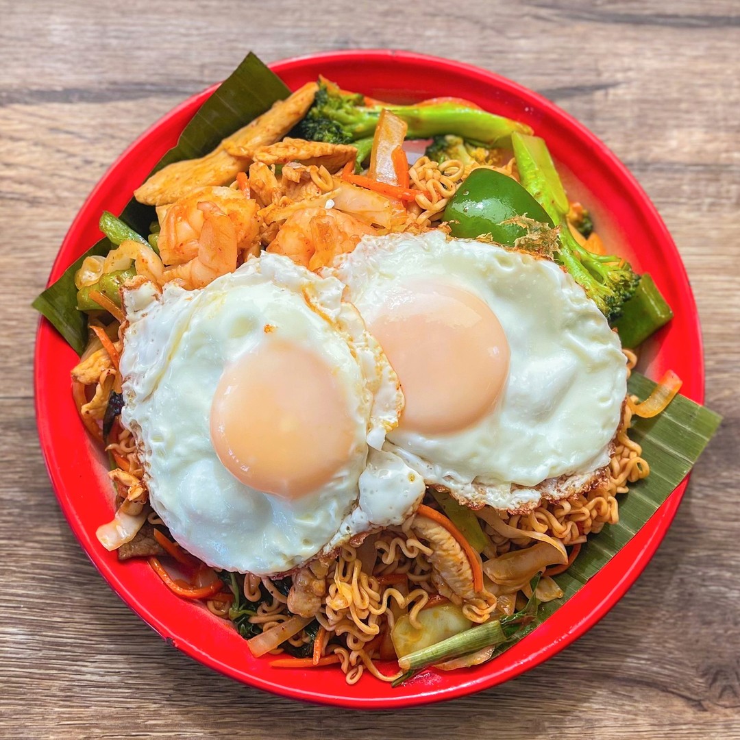 October's Monthly Special
💥 GARPOW NOODLES 💥
Spicy basil stir fry with cabbage, broccoli, bell peppers, carrots, onions, ramen noodles, your choice of protein and topped with 2 over easy eggs. It's got a little bit of heat, crunch from the fresh veggies and gooey goodness from the eggs. Vegan and vegetarian versions are available (swipe).
This dish was created as part of our initiative to reduce food waste. We always have a little extra herbs, veggies or meat after prepping each week so these specials are our creative ways to use up ingredients that would otherwise go to waste, while they are fresh!
.
.
.
#sweetbasilmke #garpow #thainoodles #reducefoodwaste #sustainablerestaurants
