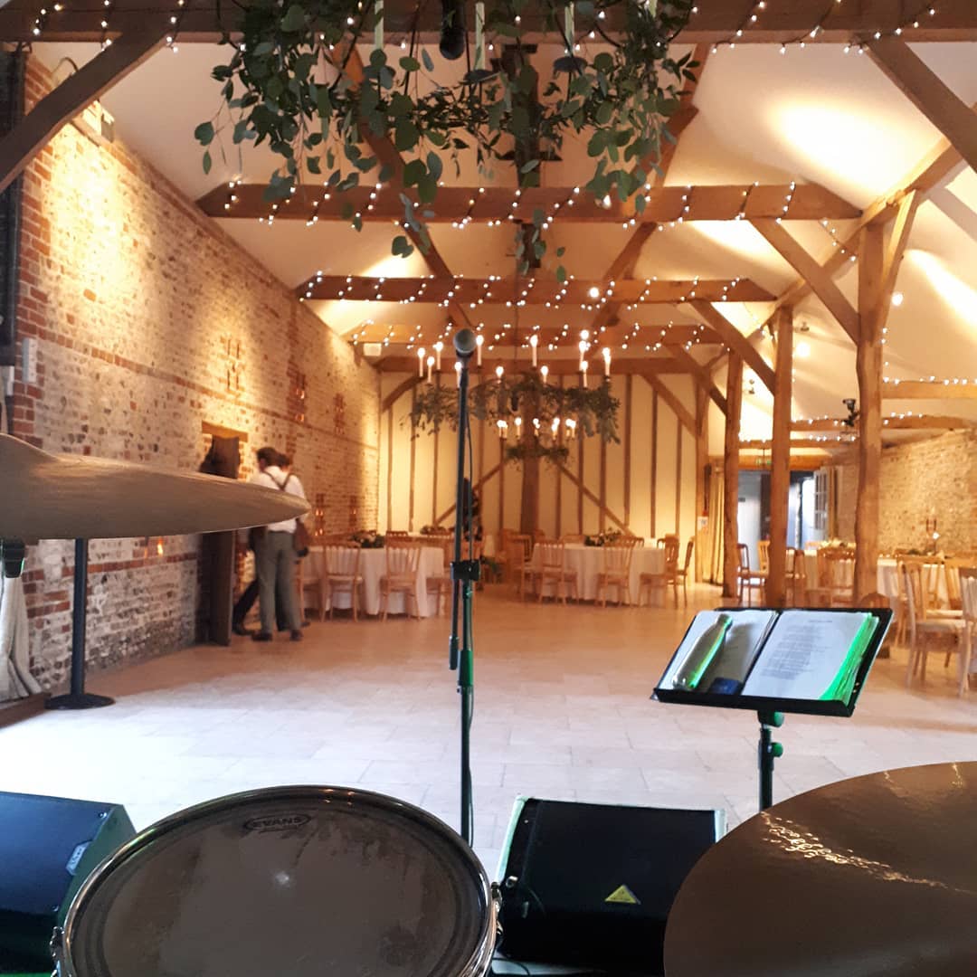 Gig number 3 of the week! The evening party where we get loud and you all dance your butts off. 😁🎶🎸
#surreywedding #sussexwedding #partyband #weddingband #upwalthambarns