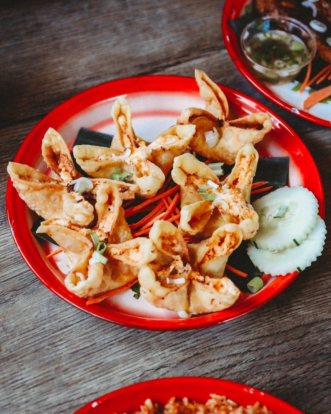 If you ever feel sad, just remember out of all the time the earth has been around, we exist at the same time as these:
📸: @siegefoodphoto
.
.
.
#sweetbasilmke #siègefoodphoto #crabrangoons #buffalorangoons #rangoonsquad #foodquotes #crabrangoonmemes #crabrangoonsforlife