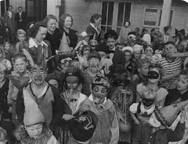 Halloween is a holiday celebrated each year on October 31, and Halloween 2022 will occur on Monday, October 31. The tradition originated with the ancient Celtic festival of Samhain, when people would light bonfires and wear costumes to ward off ghosts. In the eighth century, Pope Gregory III designated November 1 as a time to honor all saints. Soon, All Saints Day incorporated some of the traditions of Samhain. The evening before was known as All Hallows Eve, and later Halloween. Over time, Halloween evolved into a day of activities like trick-or-treating, carving jack-o-lanterns, festive gatherings, donning costumes and eating treats.
Halloween est une fête célébrée chaque année le 31 octobre, et Halloween 2022 aura lieu le lundi 31 octobre. La tradition est née de l'ancienne fête celtique de Samhain, lorsque les gens allumaient des feux de joie et portaient des costumes pour éloigner les fantômes. Au huitième siècle, le pape Grégoire III a désigné le 1er novembre comme un moment pour honorer tous les saints. Bientôt, la Toussaint a incorporé certaines des traditions de Samhain. La veille était connue sous le nom de All Hallows Eve, et plus tard Halloween. Au fil du temps, l'Halloween s'est transformée en une journée d'activités telles que des tours de passe-passe, la sculpture de citrouilles-lanternes, des rassemblements festifs, l'enfilage de costumes et la dégustation de friandises