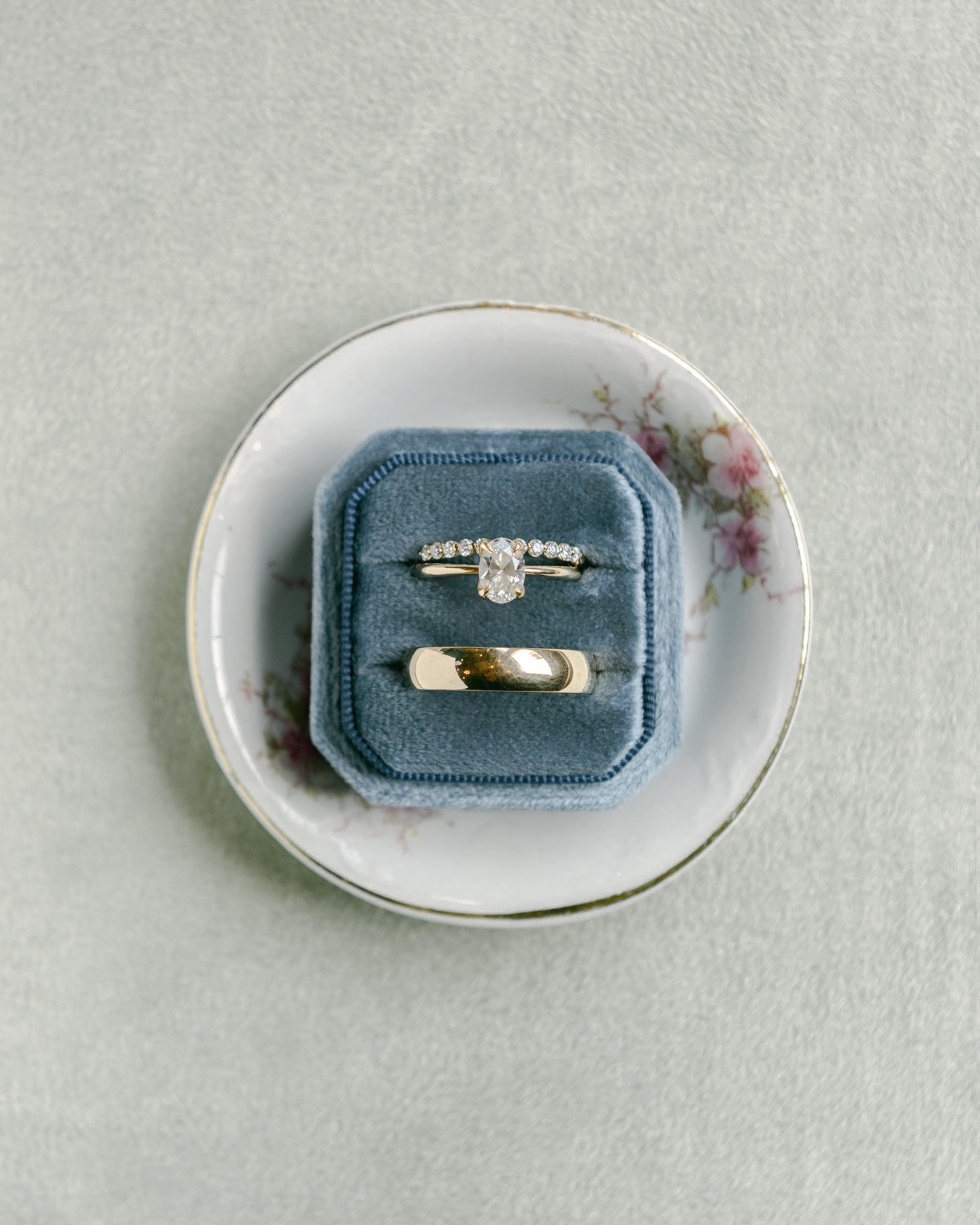 A beautiful set 🤍
.
.
.
.
.
.
Styling mat: @oliveandoakmats
Rings: @oliveavejewelry
Venue: @pretoloft
.
#layflat #weddinglayflat #weddingdetails #lovedones #weddingphotography #microwedding #bride #groom #torontoweddingphotography #torontoweddingphotographer
#torontophotographer #gtaphotographer #ontariophotographer #torontoportraitphotographer #torontoeventphotographer #loverly #belovedstories
#wedluxe #wedluxetoronto #fineartwedding
#refinedpresets #refinedco #lightroompresets
#mintroom #mintroombest #pretoloft #naturallight #naturallightphotography #lightandairy #megmateraphotos