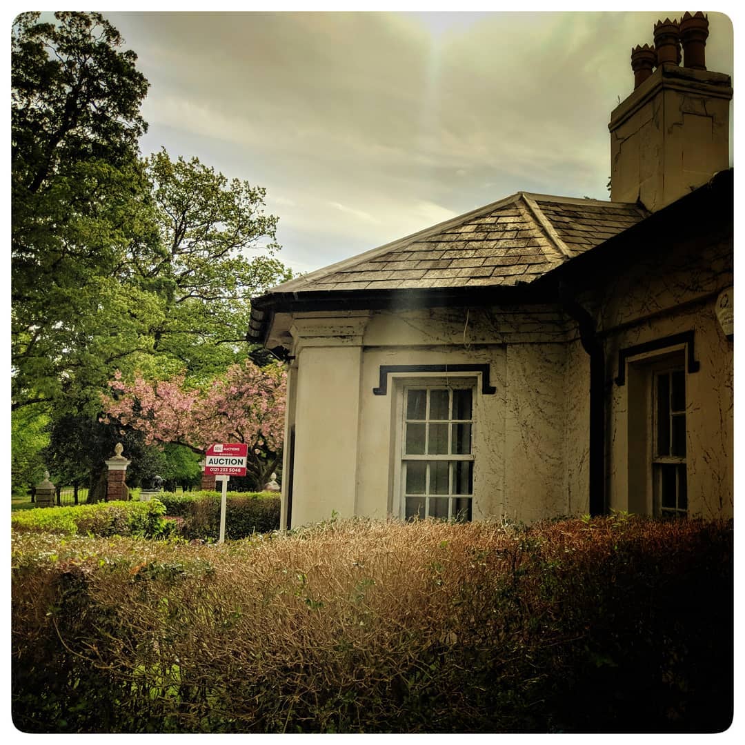 Do you want to get up when you want to except on Wednesdays when you get rudely awakened by the dustmen? Then grab this lovely old lodge on the edge of Malvern Park Solihull. Lot 113 of @sdl_auctions upcoming auction 23rd May at @avfcofficial
#parklife #blur #property #homesunderthehammer #propertymanagement #epc #floorplan #solihull #solihulllife
