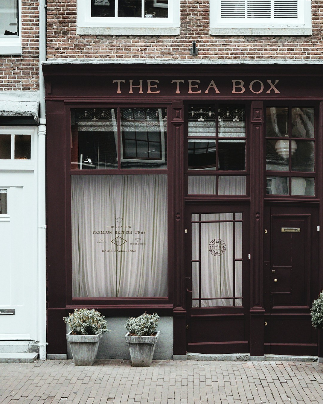 Happy Saturday everyone! I really loved designing the storefront for Aether, so I decided I would do another for The Tea Box. I thought this cute little shop would be prefect for a small shop and potentially a barista counter to try the different teas they sell.
I think it blends the history of being located in Canterbury with the classic design of their brand imagery. And that paint color! I wish I could buy it in real life 😂