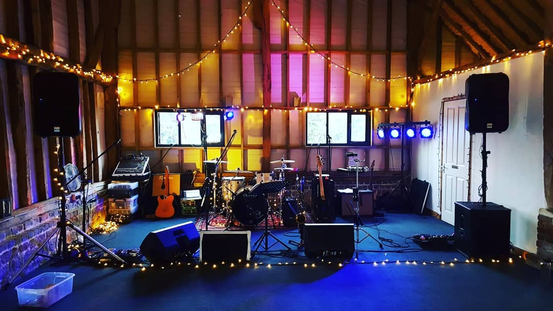 Lovely set up for James and Fran's wedding at the weekend. Fairy lights galore!
#westsussexwedding #westsussexband #coverspartyband #themadhattersteapartyband #weddingparty