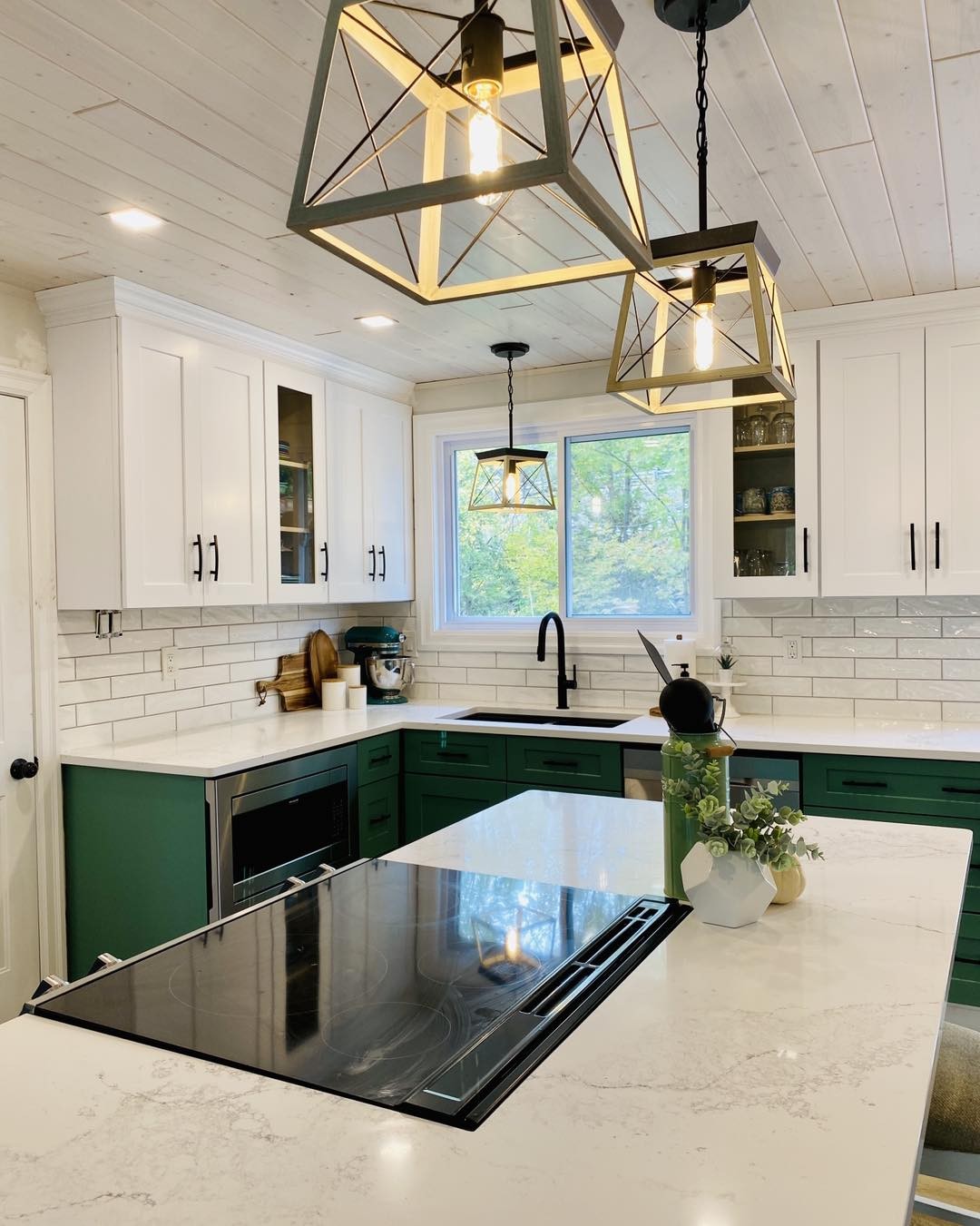 Layering different shades of white can provide depth to a space
Design by @evolve.interiordesign
Evolve Interior Design
Cabinets by @rockwoodkitchens
Rockwood Kitchens
Counter by @quartzco.ca
#entertaining #house #kitchendesign #cooking #elegant #inviting #renovation #kitchen #layering #shadesofwhite #evolveinteriordesign