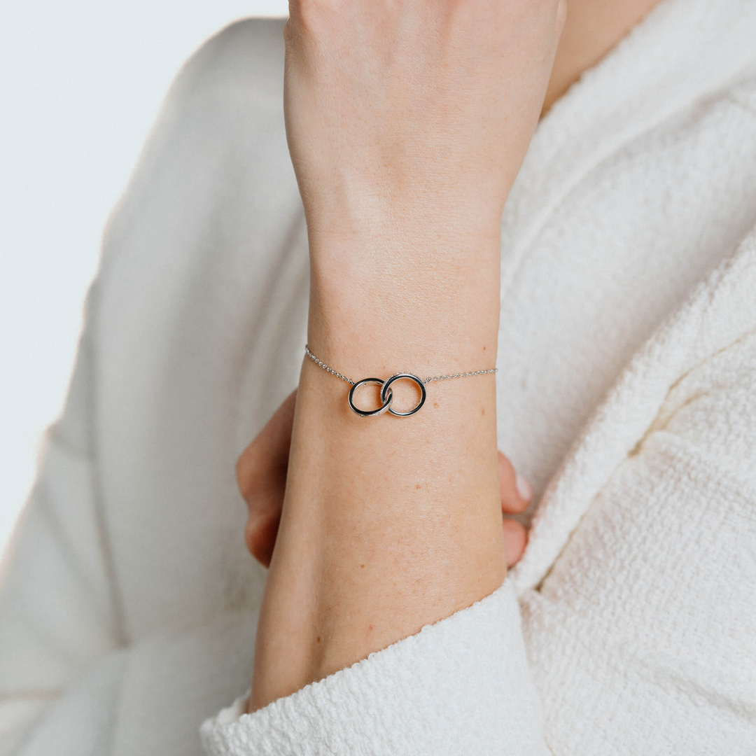 Give them a symbol of your eternal love this Valentine's Day with our Intertwined Rings Bracelet. Matching necklace also available! ๐โโโโโโโโ
โโโโโโโโ
#DiamonfireUK #Diamonfire #ValentinesDay2023 #EternalLove #DiamondAlternative #GiftIdea