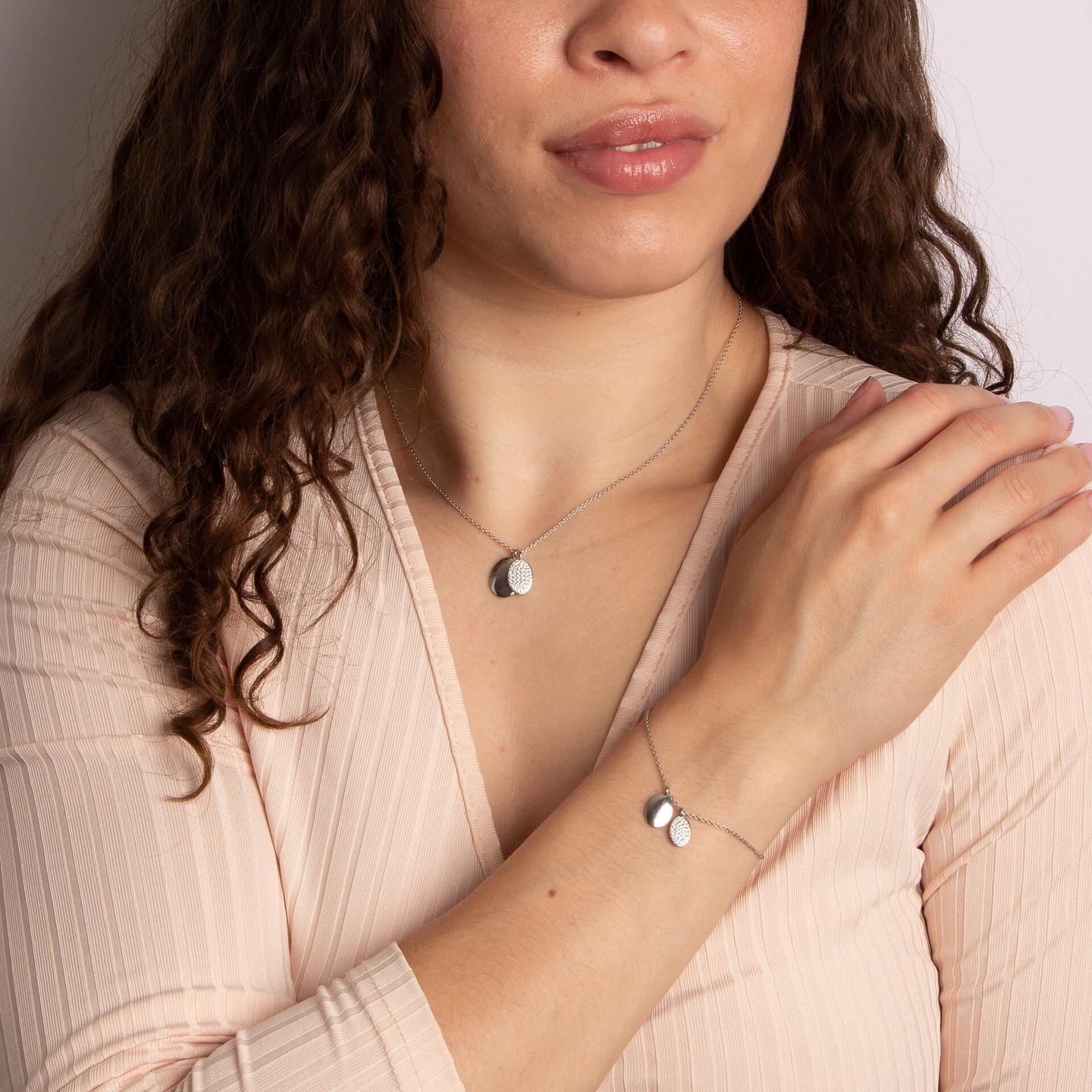 Treat Mum to a unique and personal gift this Mother's Day. Our engravable disc tag bracelet and necklace are ideal for creating a meaningful gift she can wear and cherish for years to come ๐
#DiamonfireUK #DiamonfireJewellery #AffordableLuxury #DiamondAlternative #MothersDay2023 #MothersDayGift