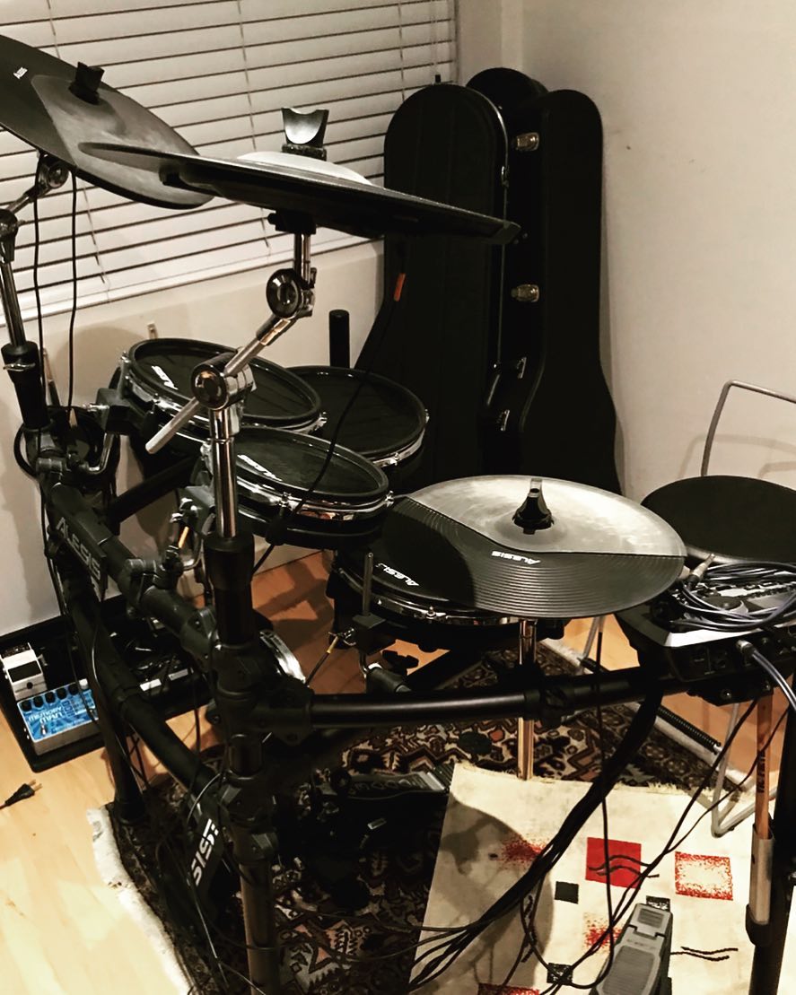 New company in the studio :) #musictechnology #drummer #vitimasdoacaso #fullband #humanfeel