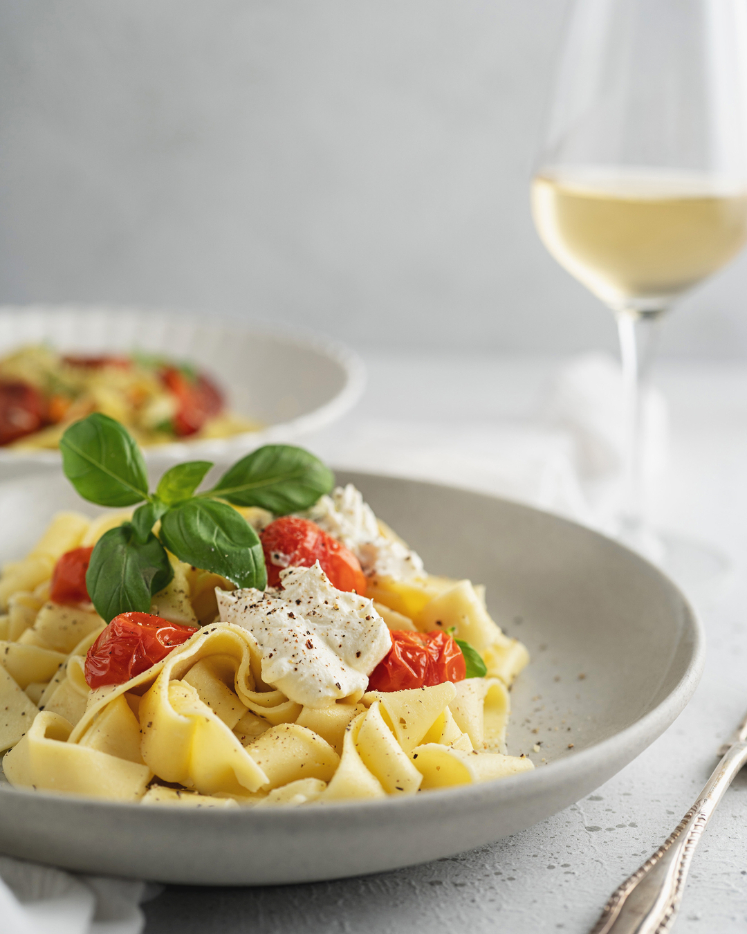 Comfort food. Bowls of pasta, fresh roasted cherry tomatos and dollops of cottage cheese topped with fresh basil. This is a winner!
#foodphotographymelbourne #melbournefoodphotographer #foodphotographermelbourne #melbournecontentcreation #contentcreation #australianfoodphotographer #foodphotographeraustralia #delicious #foodweeat #foodfeed #foodartproject #foodartblog #melbourneproductphotography #productphotographymelbourne #australianproductphotographer