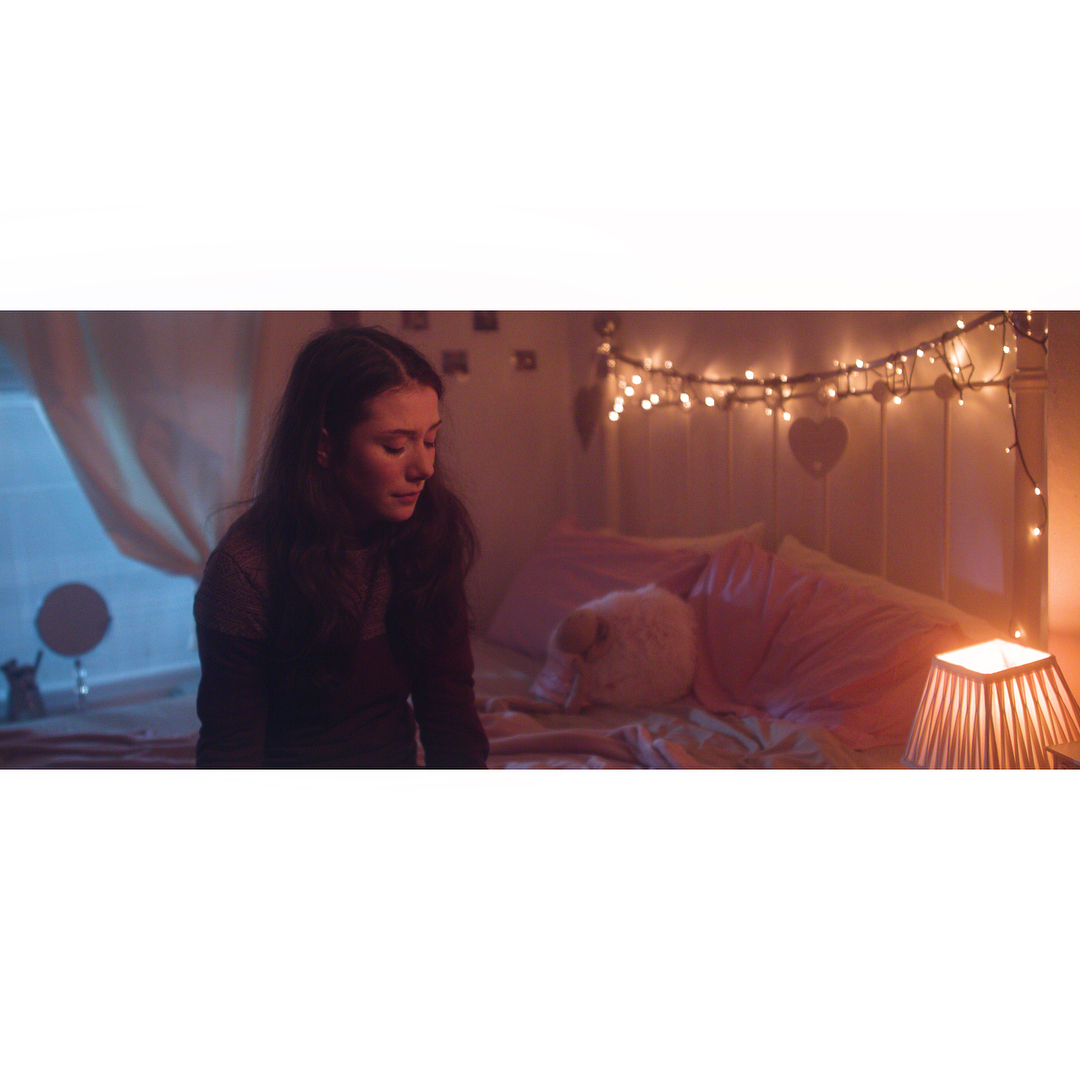 A few frames from @absent_film 
Trying to make use of motivated ‘Vermeer’ style lighting and practicals to give a naturalistic look 👀