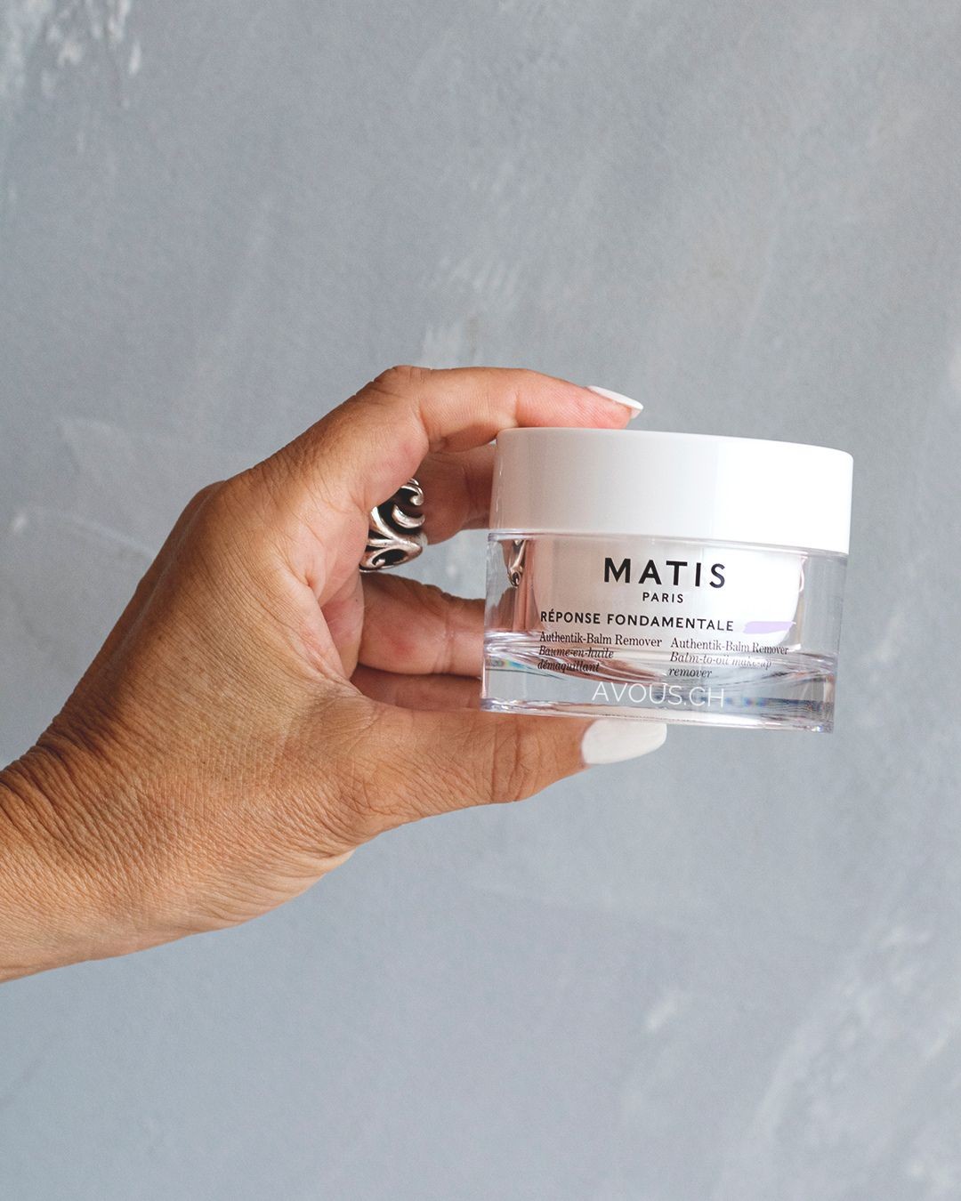 N I C H T O H N E M I C H!
AUTHENTIK-BALM REMOVER
Dein neues Must-have für Dein Reinigungs-Ritual!
Er verleiht Deiner Haut ein frisches, reines und samtweiches Gefühl!
Und der Duft ist absolut himmlisch!
Dieser multisensorische Öl-Balsam Make-up Remover sorgt für eine unvergleichliche, tiefenreinigende und verwöhnende Reinigung.
Wusstest Du, dass dieser pflegende Remover sich auf Deiner Haut in ein Öl verwandelt und sobald Du Wasser hinzufügst, in eine milchige Emulsion?
Warum ist das so? Eine solche Verwandlungstextur hilft, den austrocknenden Effekt der Reinigung zu verhindern.
Warum nicht ohne mich?
Mein persönlicher Tipp: Super Ferienbegleiter da er nicht ausläuft und Du auch mal Dein Augenmake-up damit entfernen kannst😉
Schon ausprobiert?
.
.
.
.
.
#makeup #makeupremover #matisswitzerland #avoiuscosmetics #kosmetik #zürich