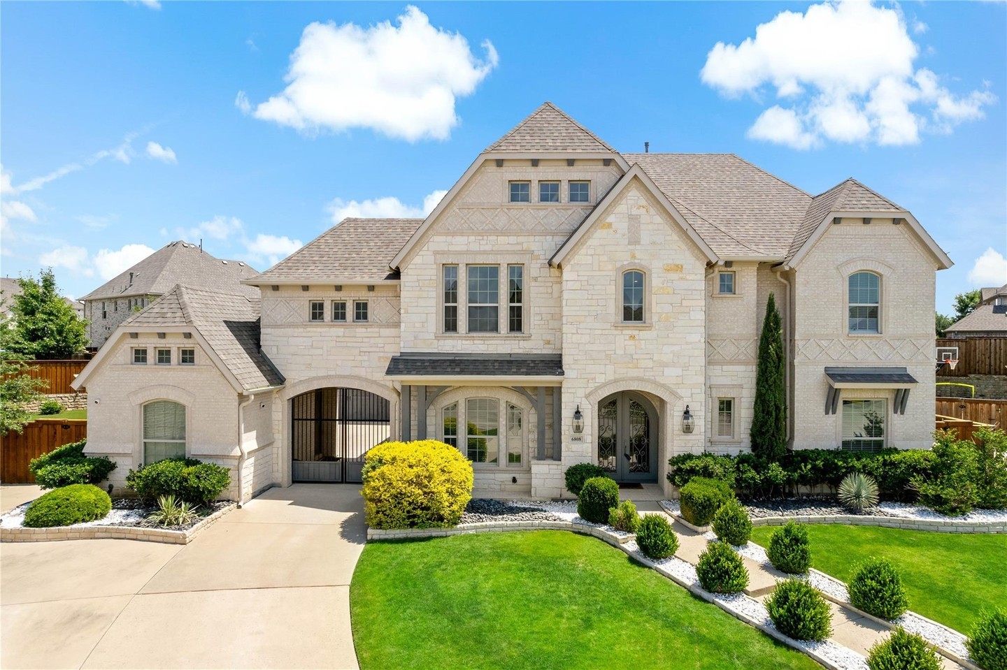 Witness the beauty of contemporary living. ✨
Call/Text/Email for Info and Showings
5 Bed/6 Bath
4,855 sqft
www.akashkhanna.com
#Homesforsale #Realestate #Realtor #dfwrealestate #texasrealtor #texasrealestateagent #dallas #house #home #homebuyers #texas #buyingandsellingdfw #dallastx #forsale #beautiful #love