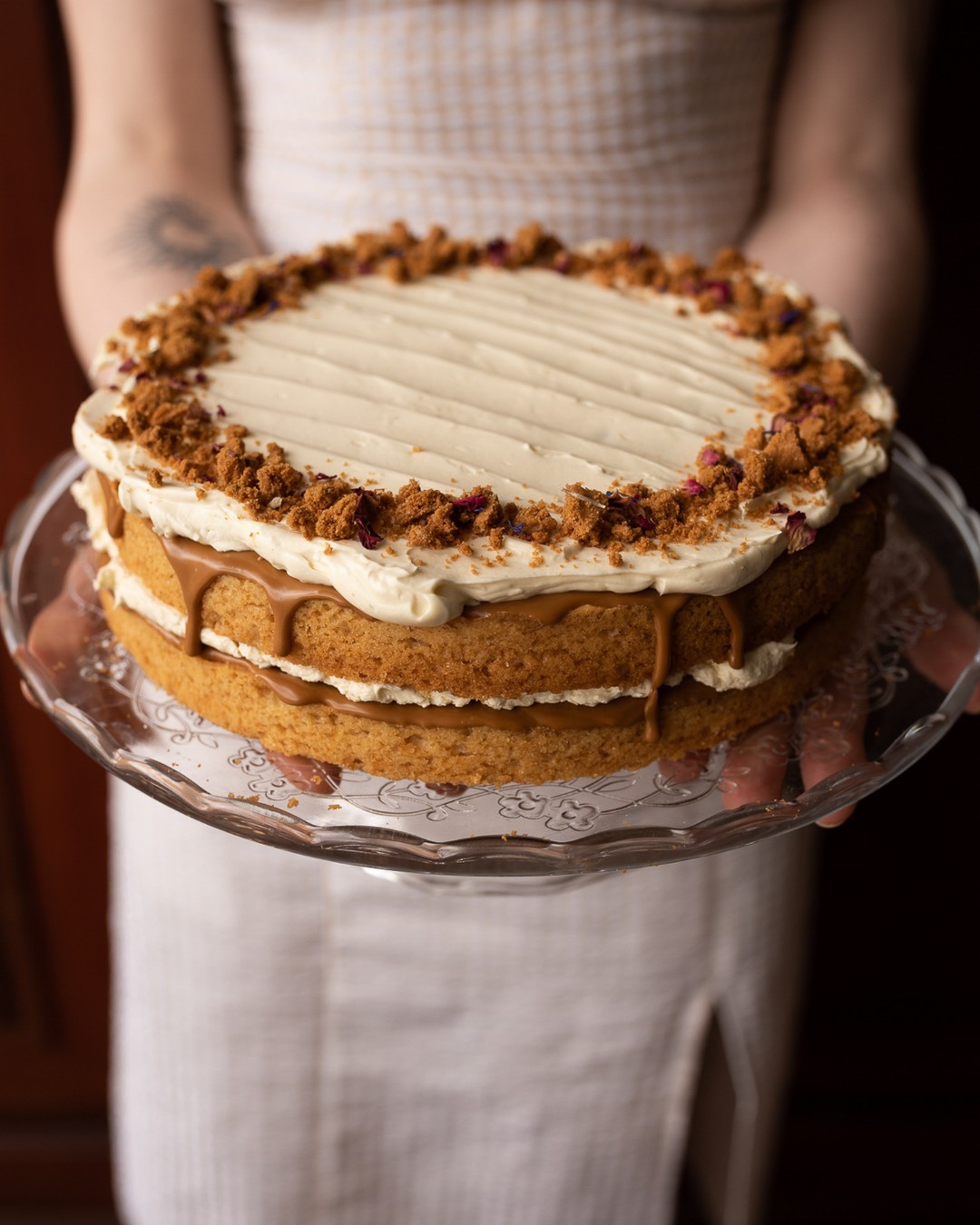 Whether you're seeking a moment of solitude or a cozy place to connect with your loved ones, our café offers the perfect oasis to enjoy your favorite slice of cake. 🍰✨
💚 If you're extra lucky, we might have a slice of our delicious cookiebutter cake for you: layers of buttercream and biscoff spread sandwiched between a rosey sponge cake, this cake is the treat of all treats. This cake is not available everyday - we keep it special 😉
💚 Our chocolate cake is an everyday treat, rich and pure, with a deliciously sweet layer of hazelnut spread on top, finished with some candied orange and crushed pistachios.
Which one you would choose? Tell us in the comments! 👇
We are in the heart of Amsterdam city in front of the beautiful Westerpark. 📍
#CakeLovers🍰 #Vegancakes #Amsterdamcafe #KoffieEndeKoeck