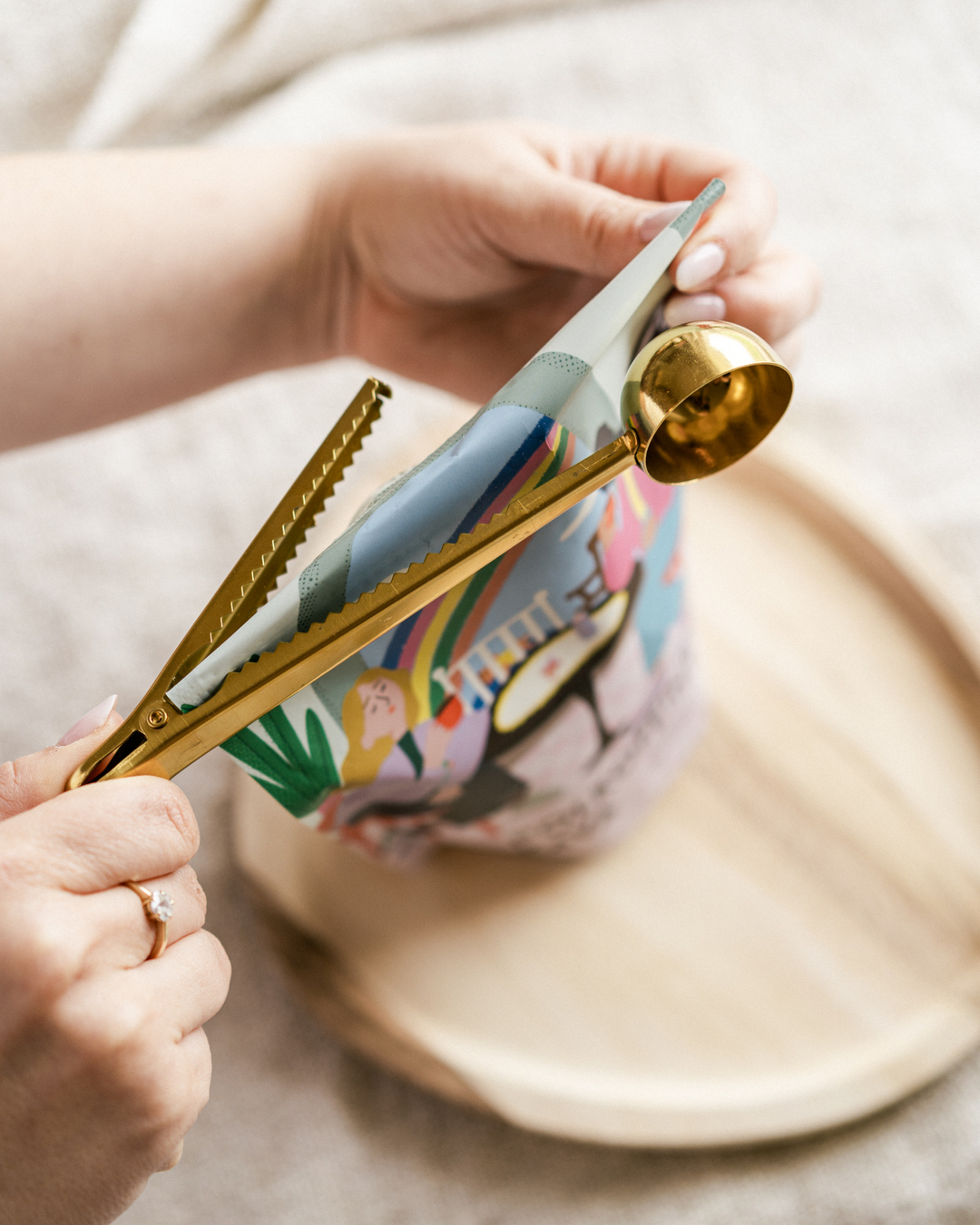 A measuring spoon and a clip to seal the bag. We think that's really cool.⠀⠀⠀⠀⠀⠀⠀⠀⠀
⠀⠀⠀⠀⠀⠀⠀⠀⠀
✨2 in 1: Measuring spoon and clip in one.⠀⠀⠀⠀⠀⠀⠀⠀⠀
✨Comes in 4 different colors.⠀⠀⠀⠀⠀⠀⠀⠀⠀
✨Holds 8 grams of ground coffee. ⠀⠀⠀⠀⠀⠀⠀⠀⠀
✨Material: Stainless steel.