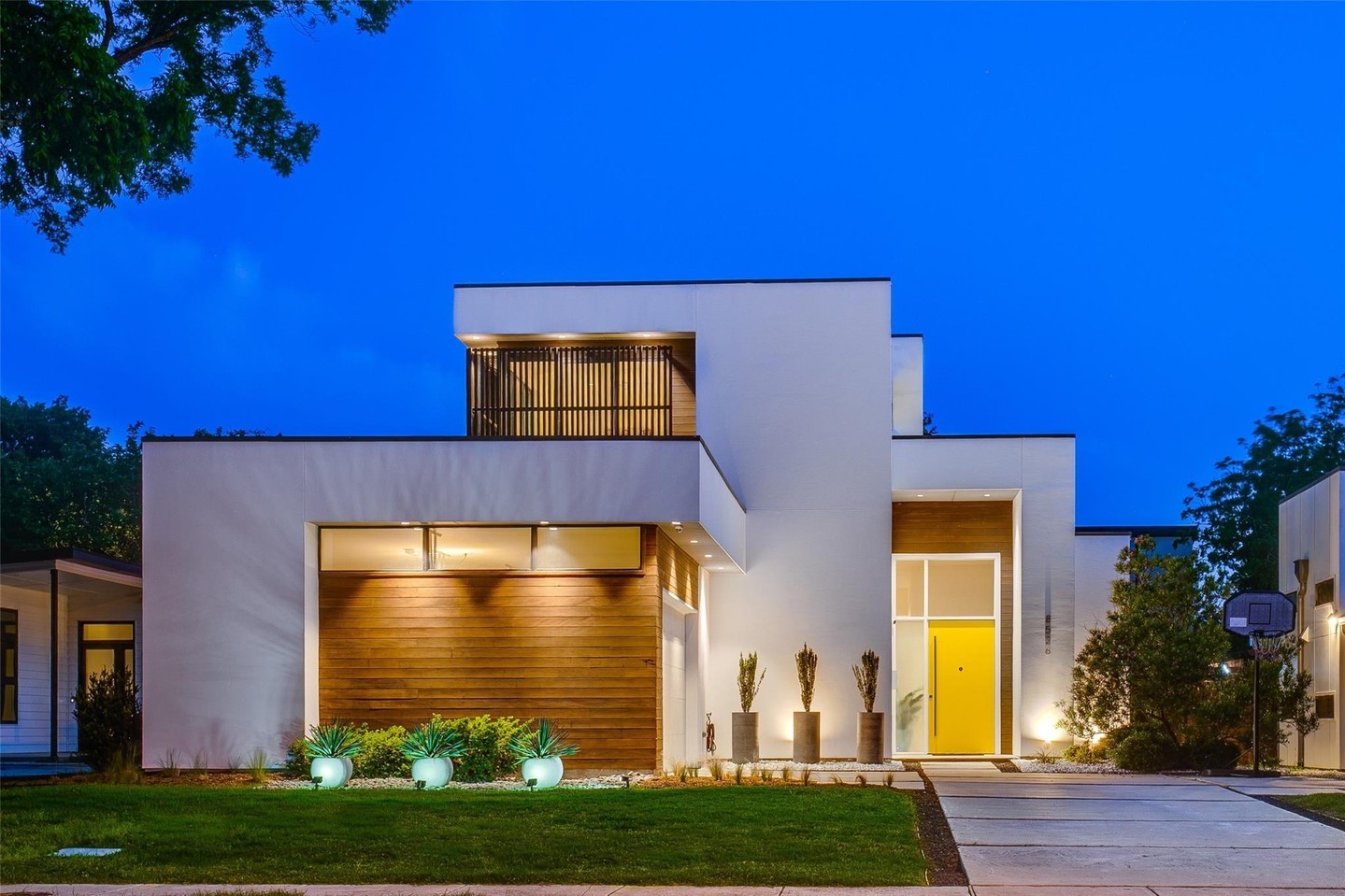 A contemporary design - this home offers 4 bedrooms & 3 baths, 2 living areas & a 2 car garage. The open floor plan & high ceilings create an airy atmosphere flooded with natural light.
#dallasrealestate #dallasrealtor #dfwrealestate #texasrealtor #texasrealestateagent #dallas #house #home #homebuyers #luxury #luxuryrealestate #texas #buyingandsellingdfw #dallastx #luxuryhomes #forsale
