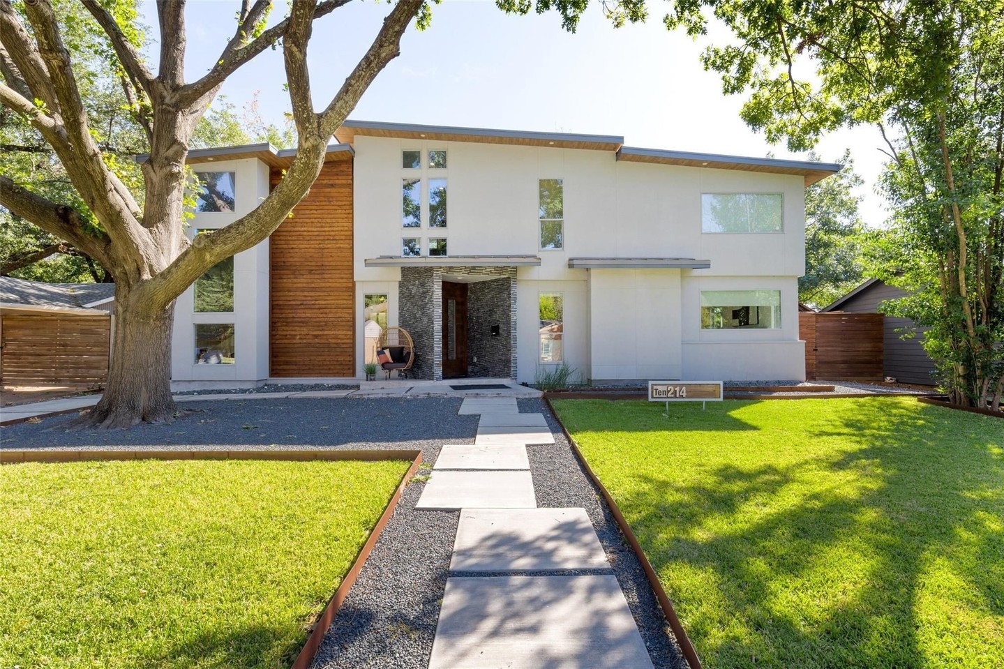 Welcome to this beautiful Mid-Century Modern home, ready to be your sanctuary 🤩
#Homesforsale #Realestate #Realtor #dfwrealestate #texasrealtor #texasrealestateagent #dallas #house #home #homebuyers #texas #buyingandsellingdfw #dallastx #forsale #beautiful #love