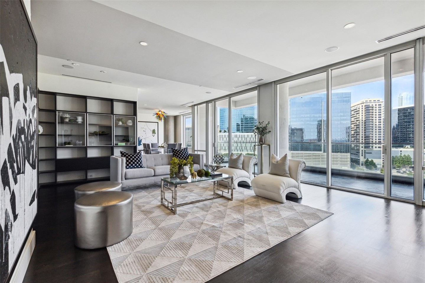 Check out this three-bedroom unit is lined with floor to ceiling windows that bathe the home in natural light while providing unobstructed views of the Dallas skyline 🏙️
#Homesforsale #Realestate #Realtor #dfwrealestate #texasrealtor #texasrealestateagent #dallas #house #home #homebuyers #texas #buyingandsellingdfw #dallastx #forsale #beautiful