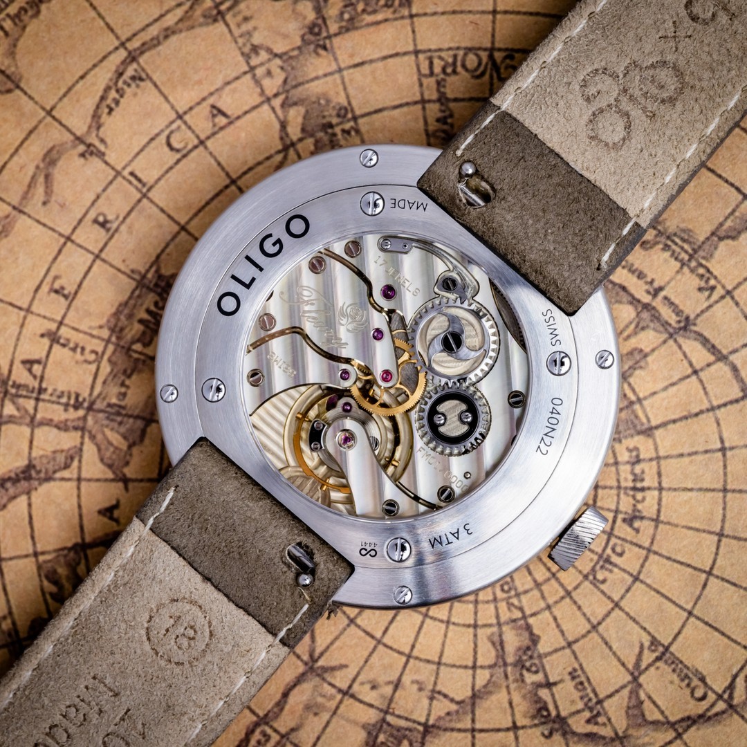 ⌚️ Face arrière OLIGO FM01 et son design épuré 🇨🇭📸
#oligowatches #timelessdesign #luxurytimepieces #swissmade #wristwatches #watchcollector #watchlovers #watchaddict #minimaliststyle #classictimekeeping #qualitycraftsmanship #elegantwatches #timelesselegance #modernluxury #sleekdesign #watchesofinstagram #dailywristshot #watchpassion #timepieceperfection