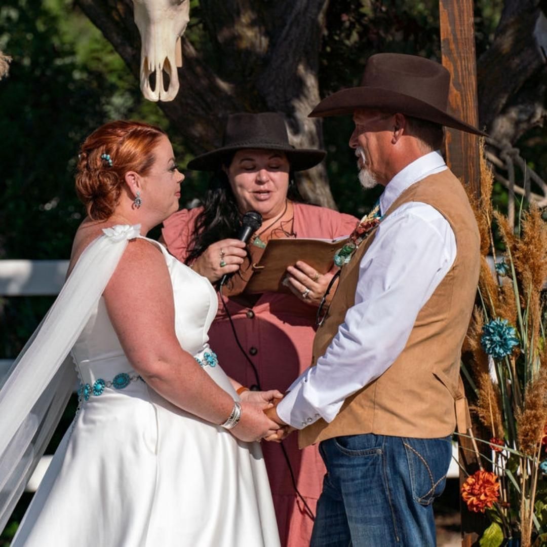 Weddings in the country are quickly becoming one of my favorites! Who doesn't love cowboy hats, boots, and some turquoise accessories?
Photo by @wildemoonimagery
#countrywedding #turquoiseandleather #utahweddingplanner #utahweddings
