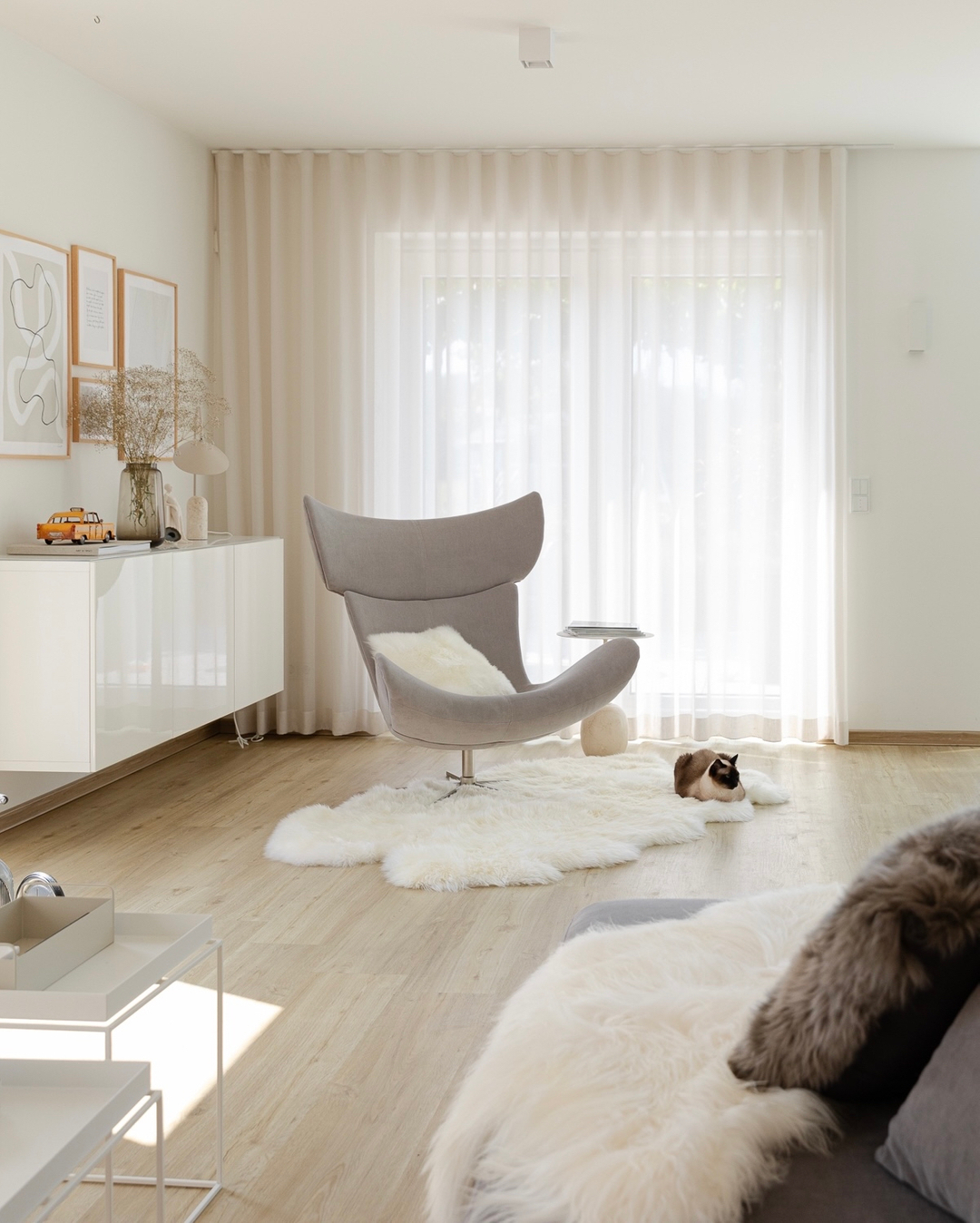 Werbung I Texturen bringen Gemütlichkeit! Das haben wir gemerkt, als wir vor ein paar Monaten unsere Gardinen aufgehängt haben. Doch schaut mal, was die Leseecke nun nochmal um ein vielfaches schöner und kuscheliger macht! Ich bin wirklich schockverliebt! 😍
Ich durfte die Schaffelle 🐑 von @naturels_shop testen und muss sagen, dass sie die Ecke nochmal total aufwerten! Es sieht so unfassbar stimmig aus!
Die Schaffelle von Elske sind extrem hochwertig - sie wählt jedes einzelne Fell per Hand aus und nimmt nur die Besten in ihren Shop auf! Zudem wird in der Produktionsstätte extrem auf den Gerb- und einen umweltschonenden Produktionsprozess geachtet.
Ich teile in der Story heute nochmal ein paar weitere Eindrücke. Die Felle sind wirklich so unfassbar flauschig - sie sind stets belegt. Entweder von unserem Kurzen oder den beiden Katzen.
Mit meinem Code vicky10 bekommt ihr übrigens 10% Rabatt in ihrem Shop (außer auf bereits reduzierte Ware). Er ist bis zum 03.09.2023 gültig.
#schaffell #lammfell #naturels_shop #interiorinspo #wohnzimmer #hausbau #interiordesign #decoinspo #decor #homedecor #interiordesign #interiorinspo