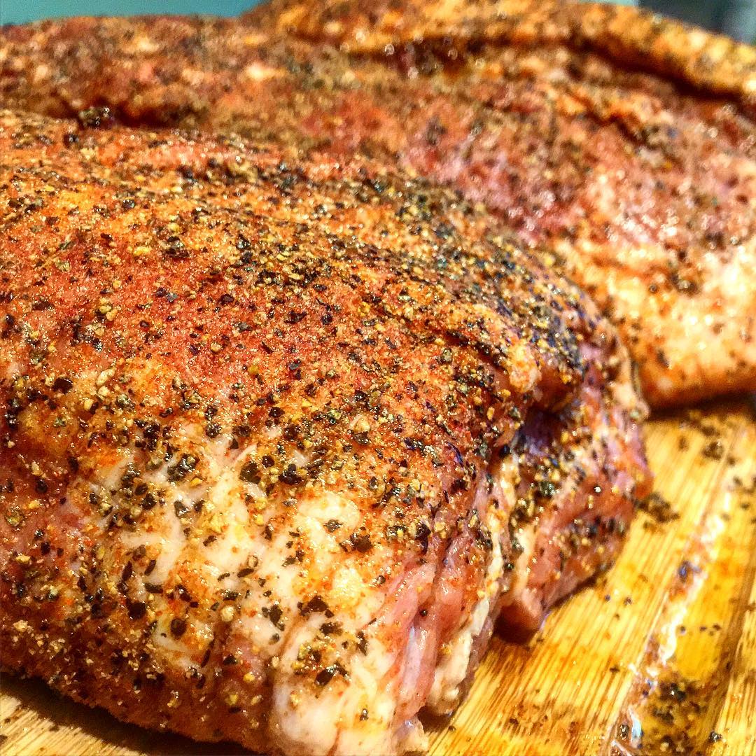 Slathering our Texas dry rub to our pork ready to smoke🔥🐷 #pulledpork #porkbutt #texas #texasbbq #meat #smoke #meat #foodgasm #fitfood #theurbangriller #lownslow