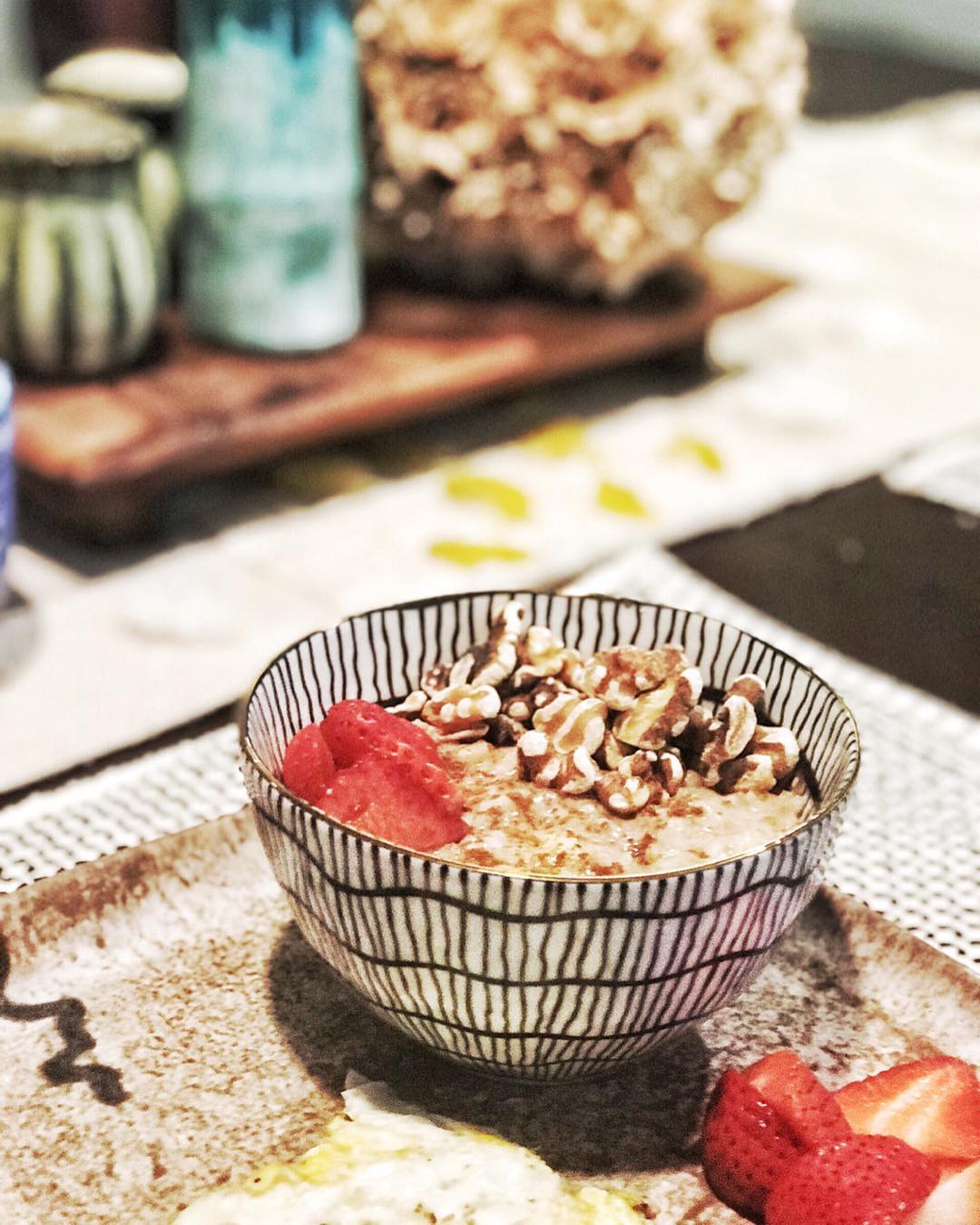 I’m a big believer in using the things in your house that bring you joy. I found this pretty little bowl at Hobby Lobby of all places. I love the gold rim. And the plate is McCarty’s pottery. Btw these oats are so simple, healthy and delicious. I have them every morning with a fried egg 😋: Steel cut oats + almond milk + mashed banana + cinnamon + walnuts = simple goodness