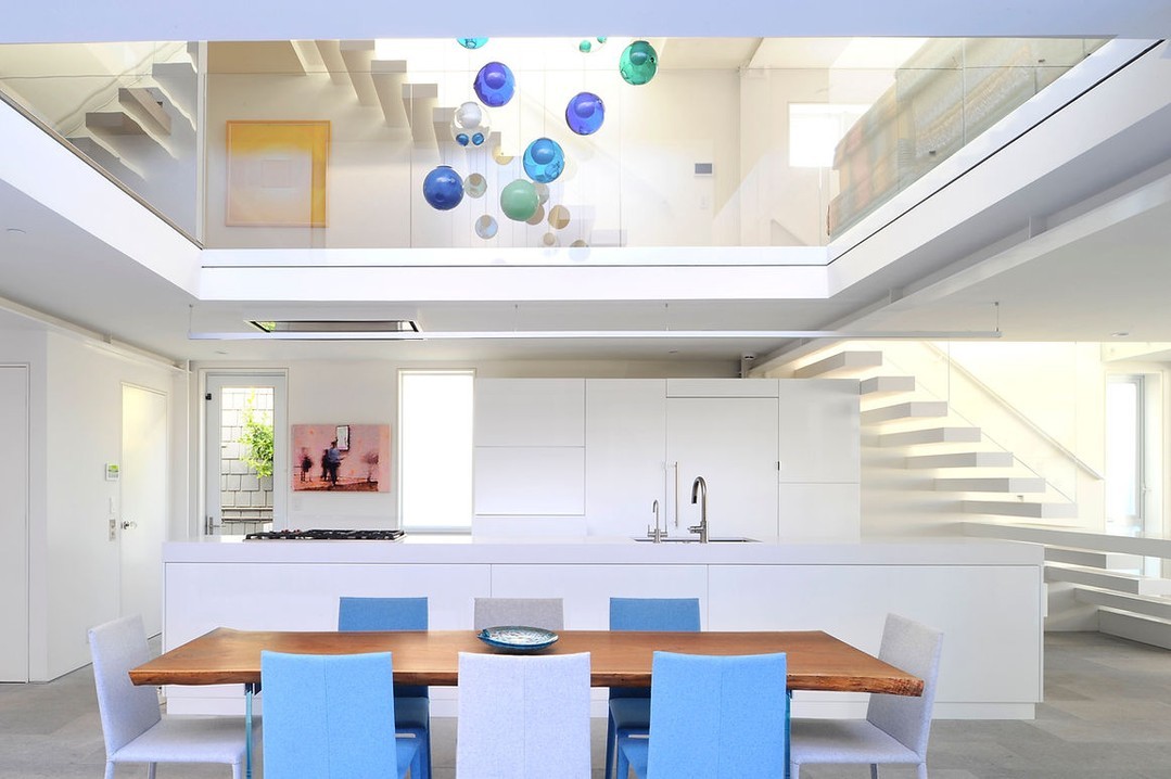 In the House of Waves, double-height spaces open the living room and dining room to soaring ceilings.
.
.
.
#architecture #architect #design #interiordesign #construction #facadedesign #architecturephotography #architecturehunter #archdaily #nextarch #architecturelovers #archilovers #home #homedesign #hybridhouse #hybridconstruction #houseofwaves #residence #arquitectura #perspective #pattern #archlife #stairs #interior #residentialarchitecture #sanderarchitects