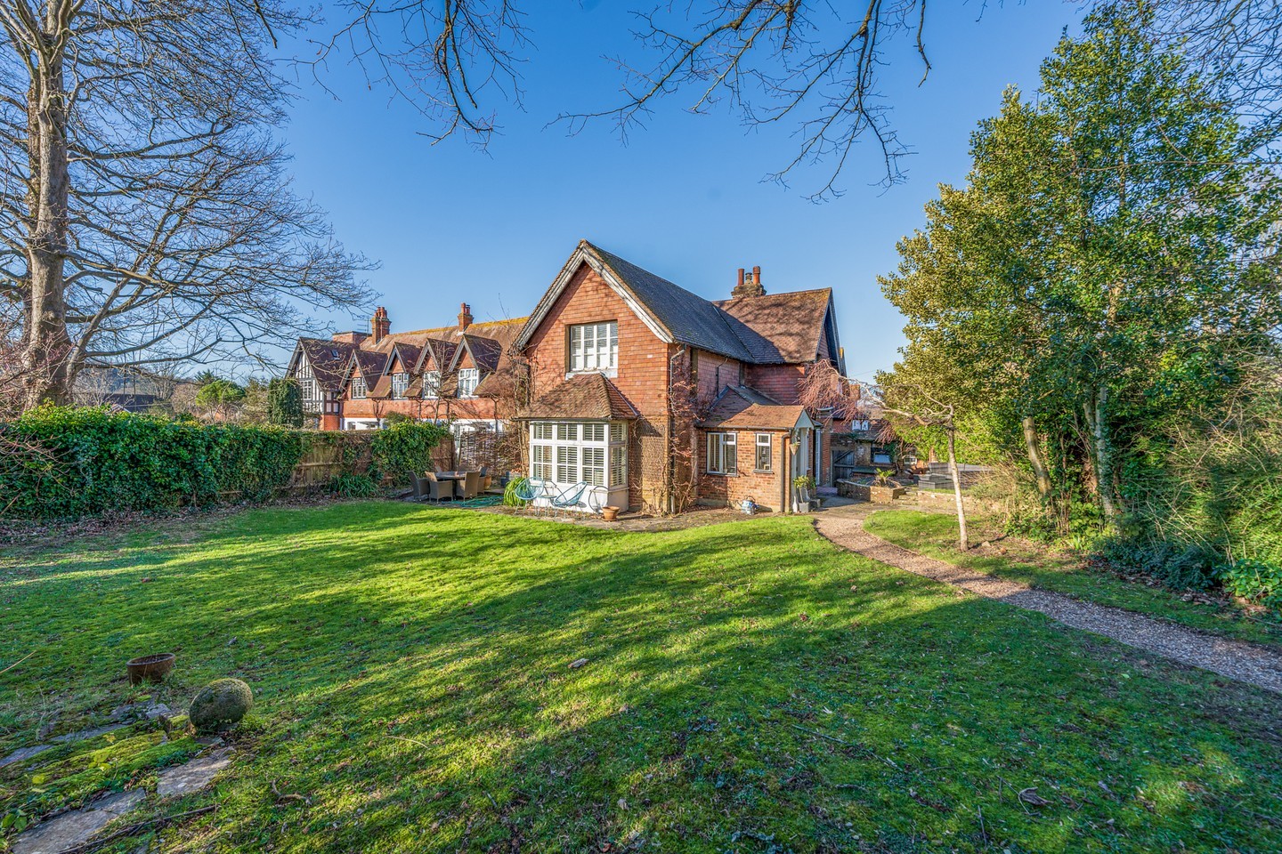 Delighted to be asked to photograph this period beauty in the downland village of Findon. Annex potential, elegant living space, refitted kitchen, parking, and a sunny garden. #Findon #PeriodProperty #AnnexAccommodation #VillageLife #HomeSweetHome #airbnb