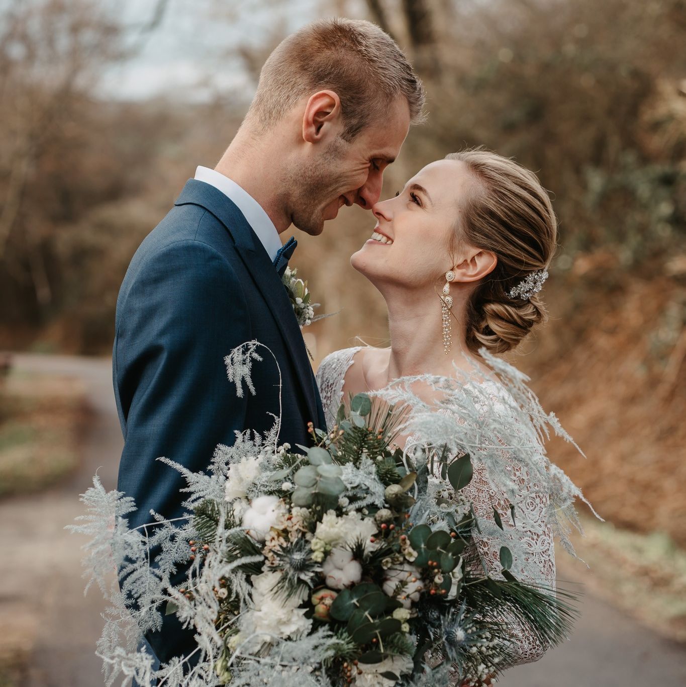Die große LIEBE und den BESTEN Freund in einer Person zu finden, ist der schönste Glücksfall der eintreten kann!
#Hochzeitsfotografie #Aschaffenburg #Winterhochzeit #Brautpaarshooting #Saisonstart2024 #Winterwedding #moments #Floristik #Schöllkrippen
Blumen: @bluetenreichfloristik 