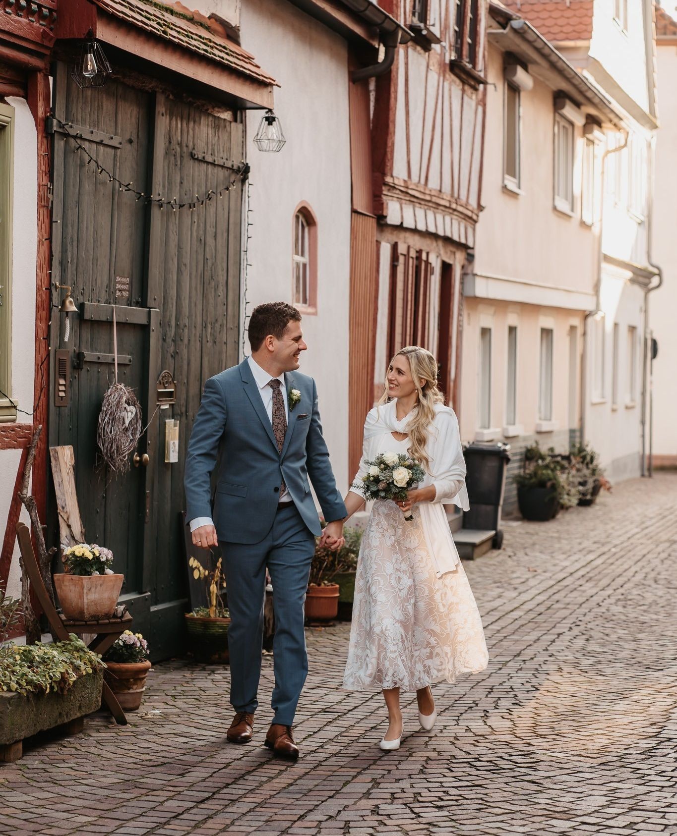 Standesamtliche Hochzeit D & Y
eine wunderschöne Dezember-Hochzeit!
Ich selbst liebe es ja in der Altstadt von Seligenstadt Bilder zu machen. Die Häuser und kleinen Straßen sehen so zauberhaft aus...fast wie im Märchen.
#Altstadt #Seligenstadt #Dezemberhochzeit
#bride #hochzeitstag #hochzeitsfotograf #jaichwill #SonyAlpha9