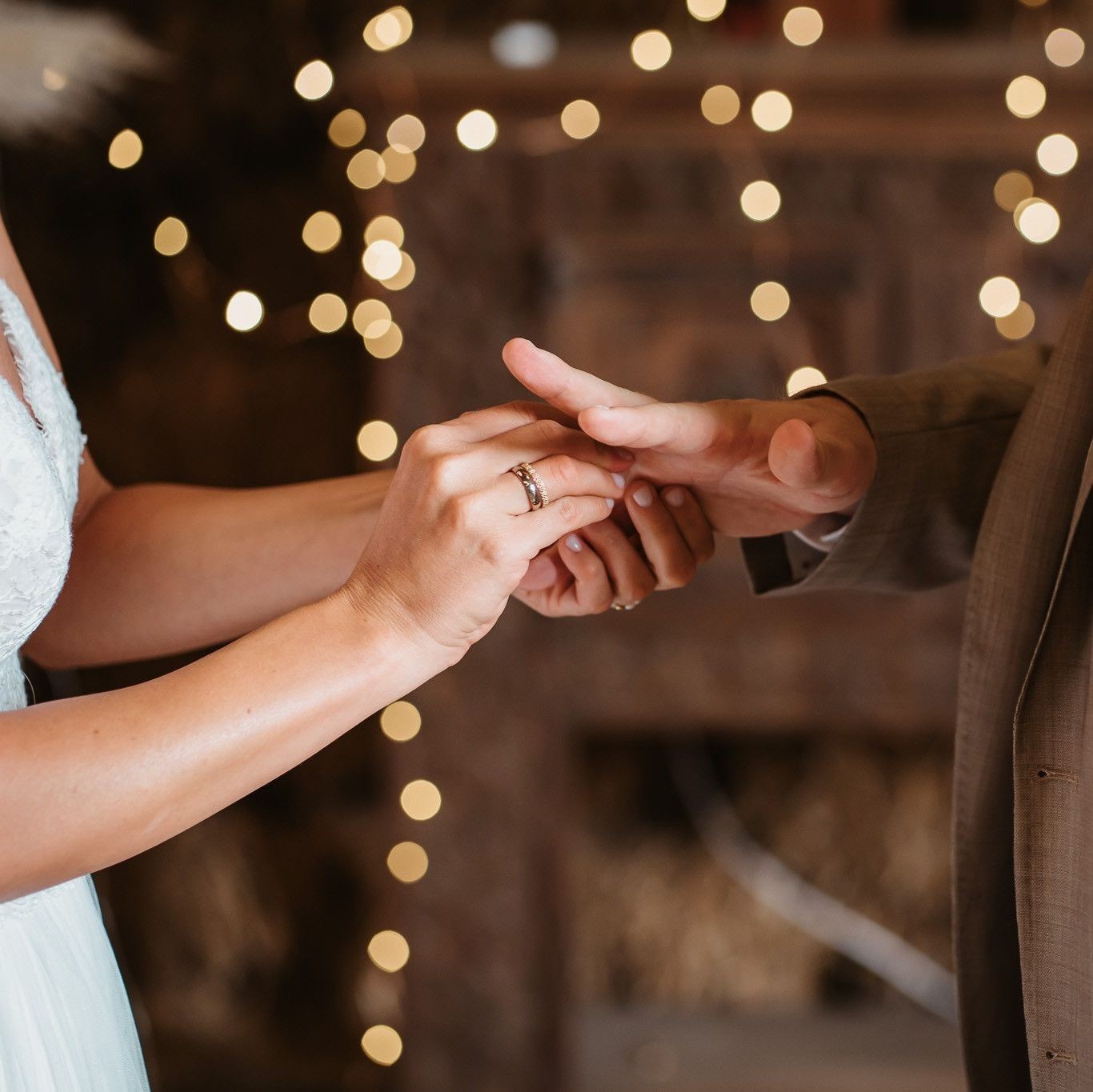 Freie Trauungen...
auch in diesem Jahr freue ich mich besonders auf die freien Trauungen. Die Reden sind meist mit unglaublich viel Liebe geschrieben und erzählen so viel über das Paar selbst. Ich liebe es, hier als Fotografin hinter die Kulissen blicken zu dürfen und muss manchmal selbst ein paar Tränen verdrücken, bei all den Emotionalen Geschichten.
Wie gehts Euch? Seid ihr auch so ein Fan von freien Trauungen?
#freieTrauung #Hochzeitsrede #Emotionen #Ringtausch #Wedding #Momentlichkeit #Hochzeitssaison #Scheunenhochzeit
Location:@marienhof_einzigartig_feiern
Trauung: @momentlichkeit.bella